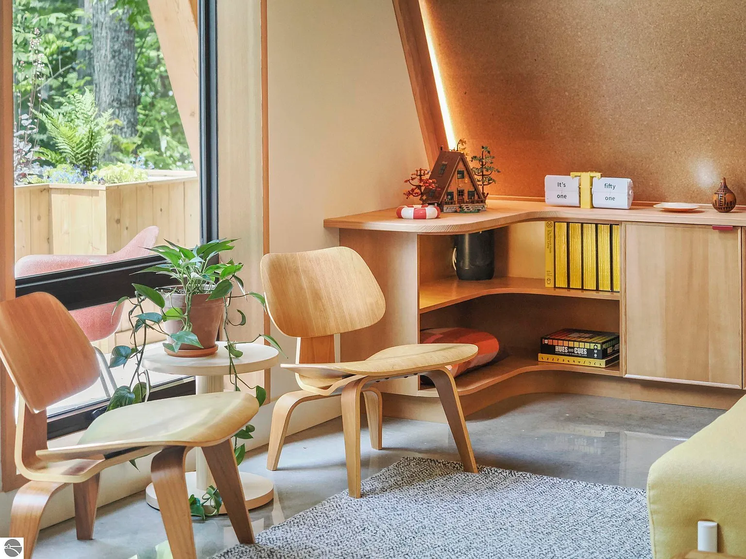 salon double hauteur maison A-Frame moderne décoration colorée mid-century