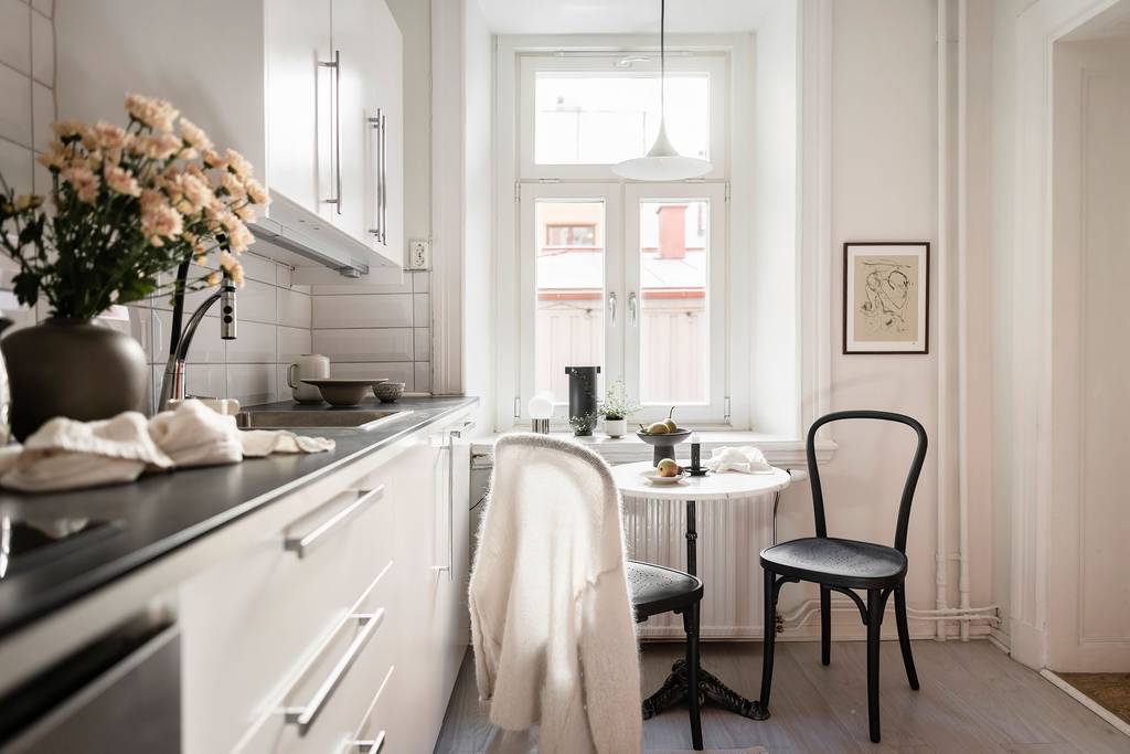 cuisine blanche avec coin repas