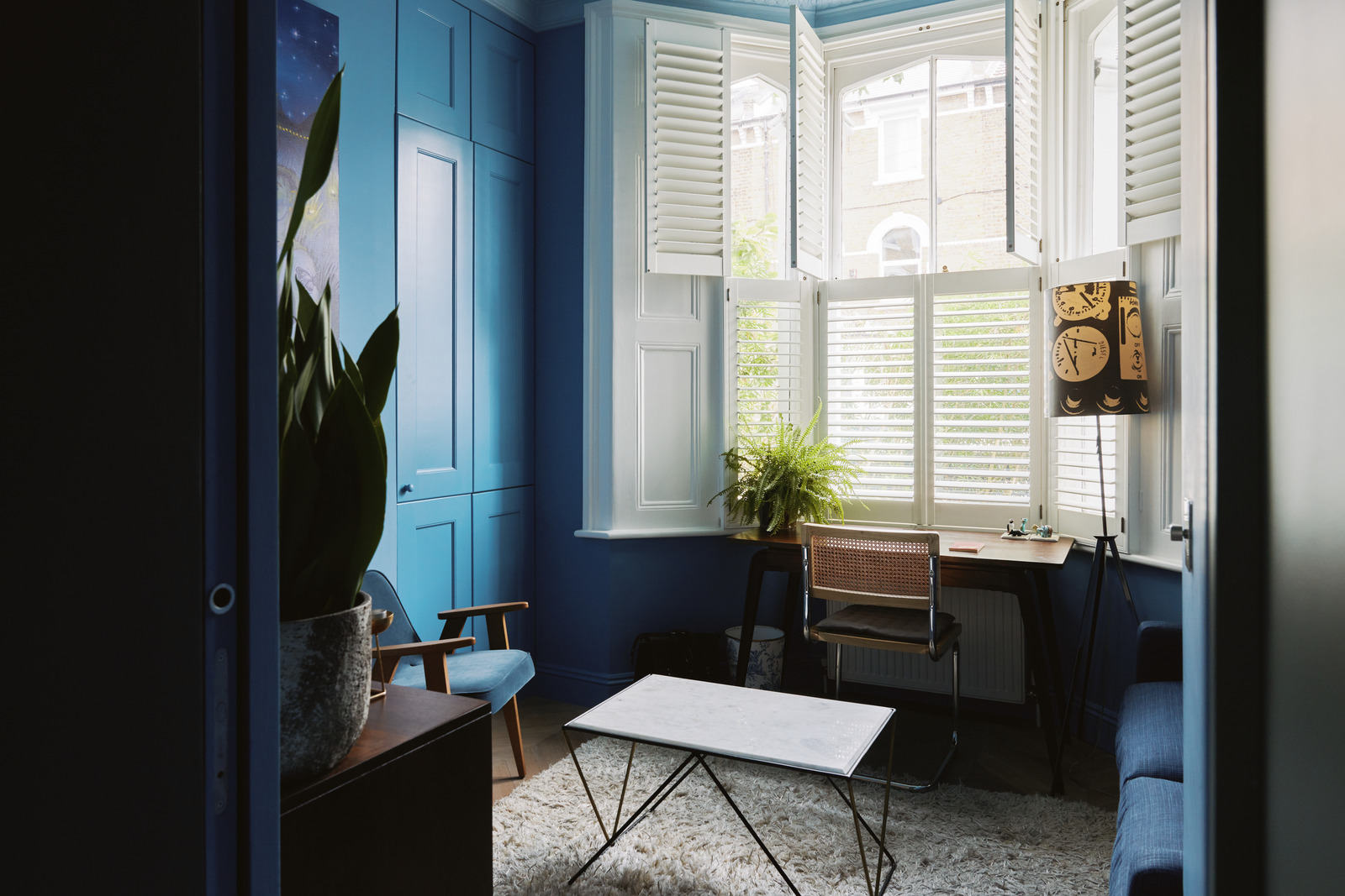 salon avec cheminée ancienne et murs bleus appartement 64m2 avec jardin salon avec cheminée ancienne et murs bleus appartement 64m2 avec jardin