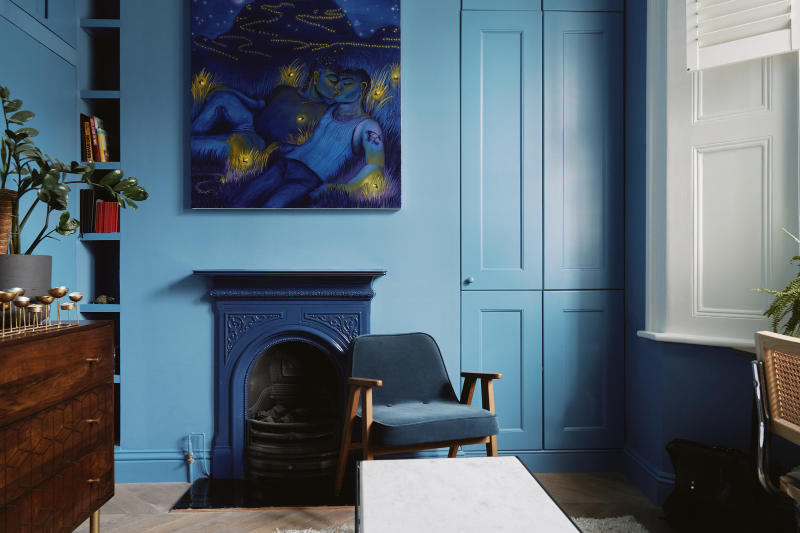 salon avec cheminée ancienne et murs bleus appartement 64m2 avec jardin salon avec cheminée ancienne et murs bleus appartement 64m2 avec jardin