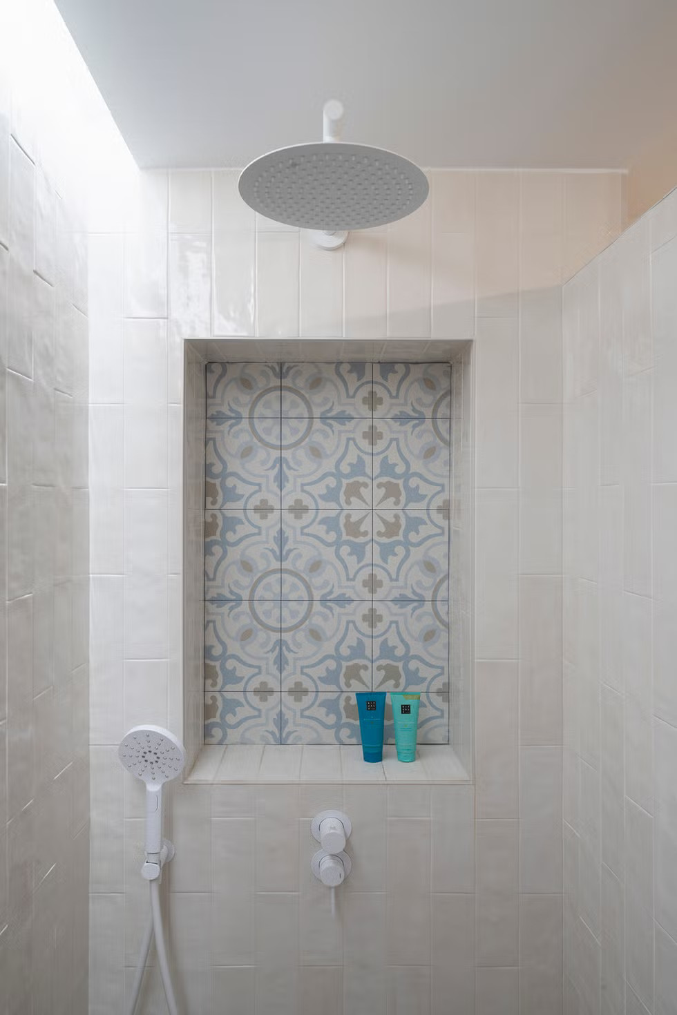 salle de bain zelliges blanches et carrelage ancien