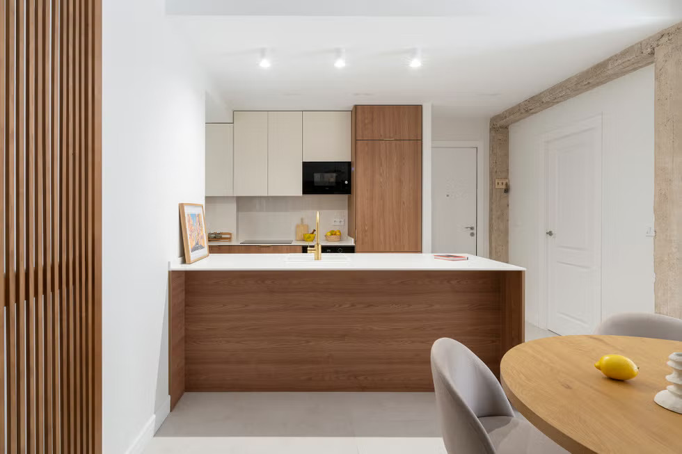 salle à manger et cuisine ouverte blanche et bois appartement 70m2