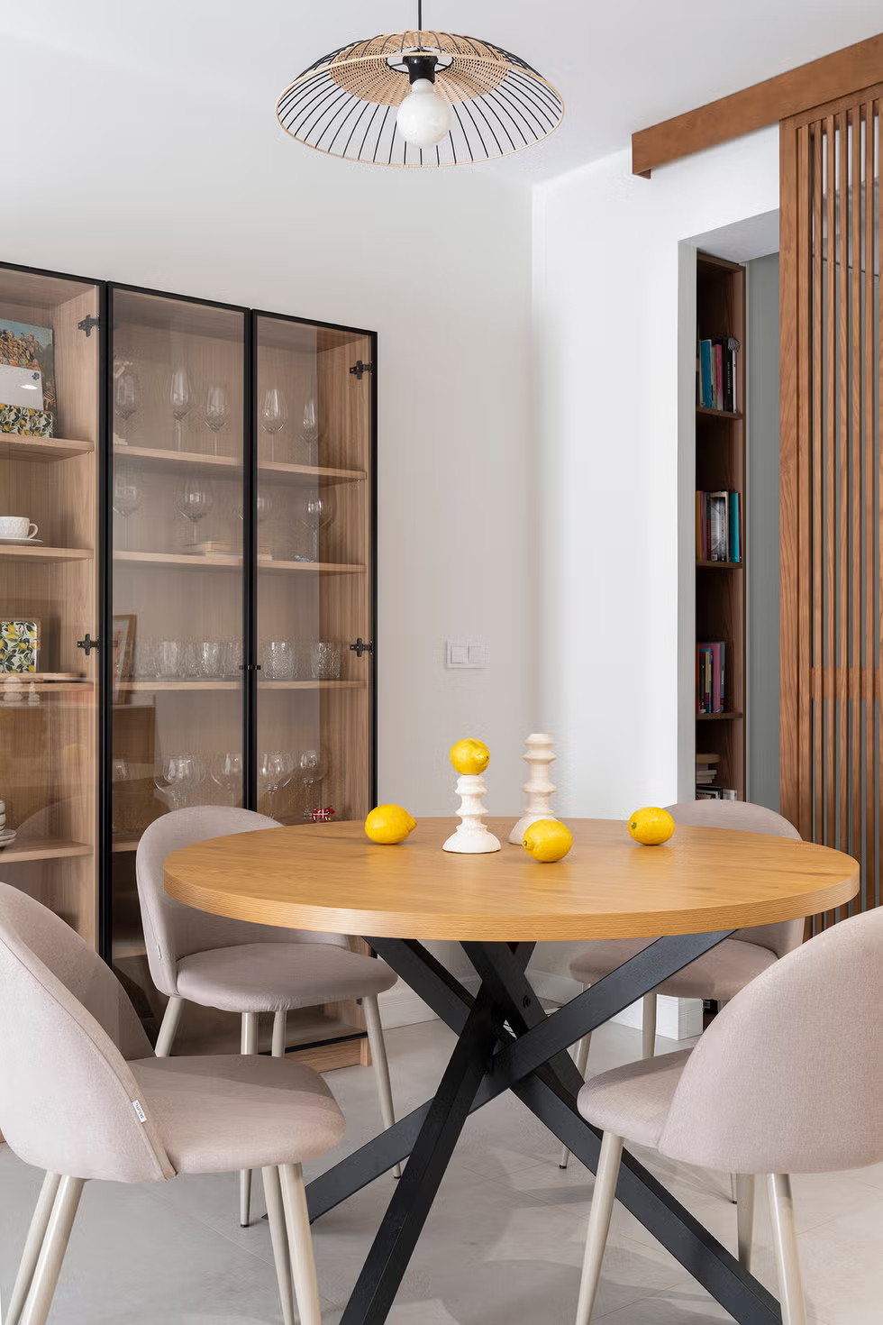 salle à manger contemporaine avec vitrine appartement 70m2