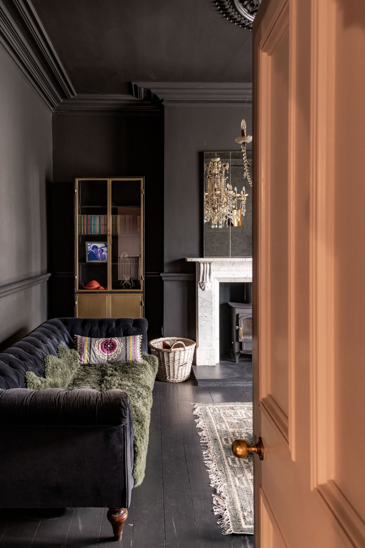 salon noir maison victorienne décoration contemporaine