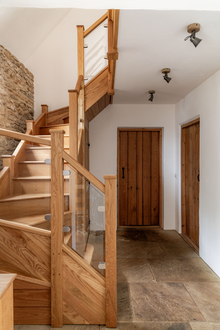 escalier bois et mur de briques escalier bois et mur de briques