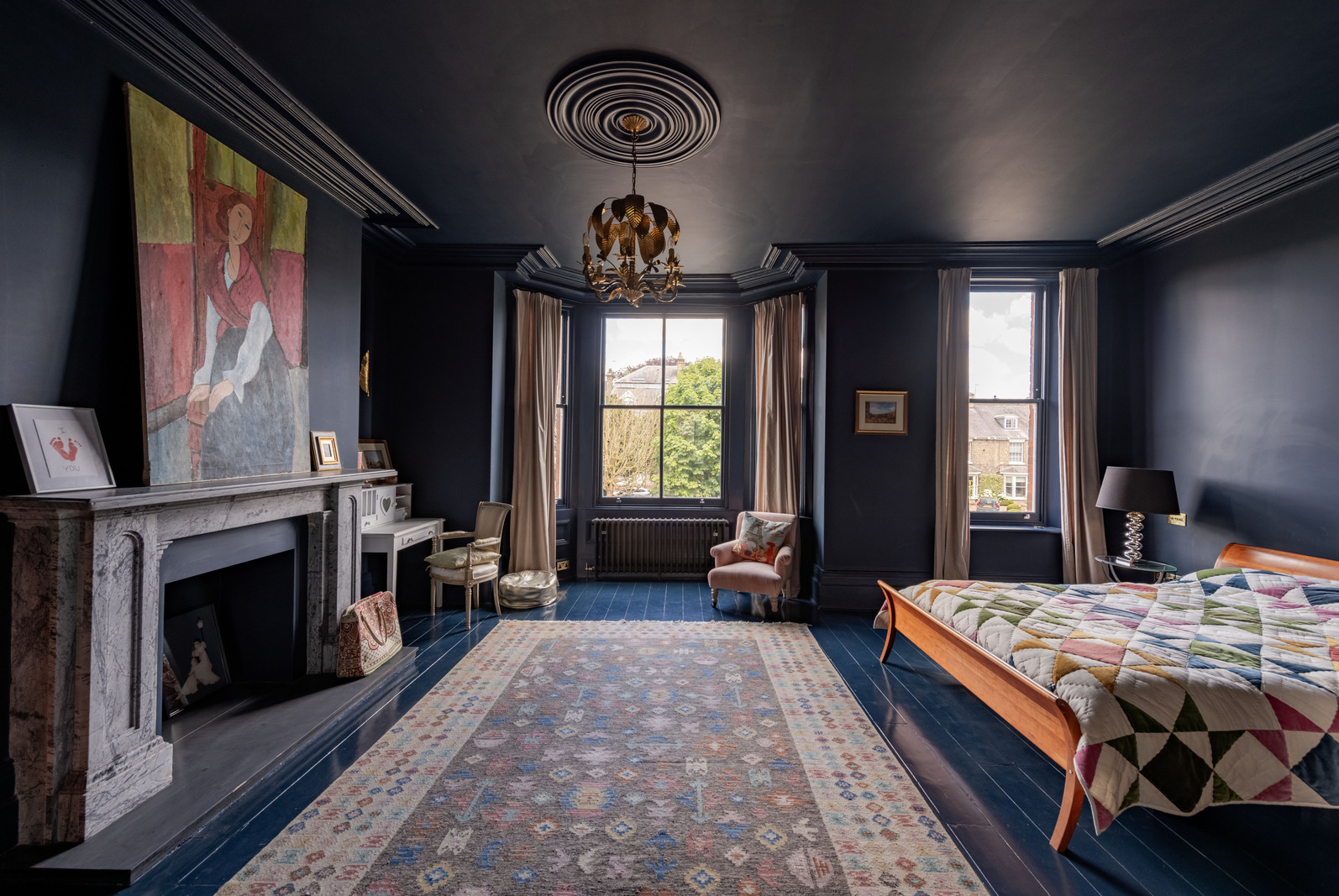 chambre bleue avec cheminée maison victorienne