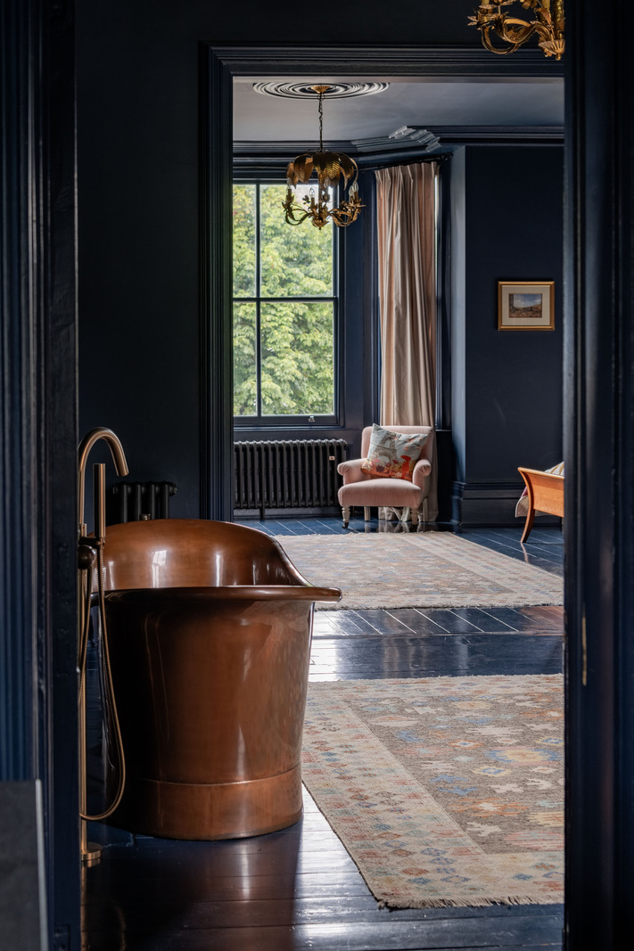 salle de bain vintage maison victorienne avec baignoire cuivre
