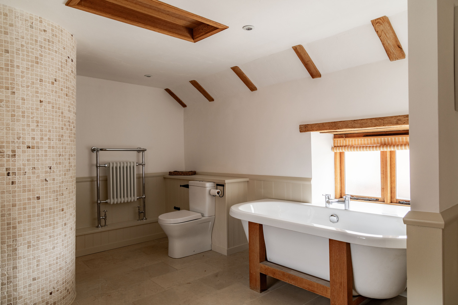 salle de bain design rétro mansardée salle de bain design rétro mansardée