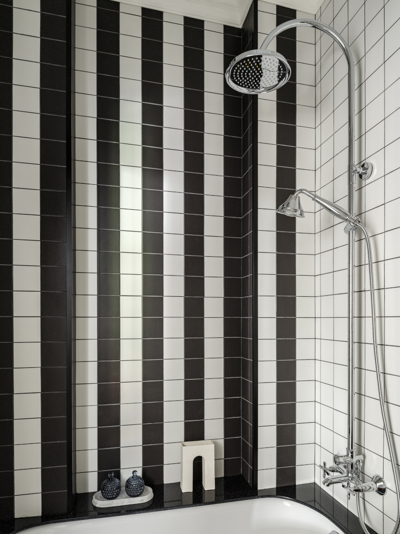 salle de bain noire et blanche style Chanel carrelage rayures salle de bain noire et blanche style Chanel carrelage rayures