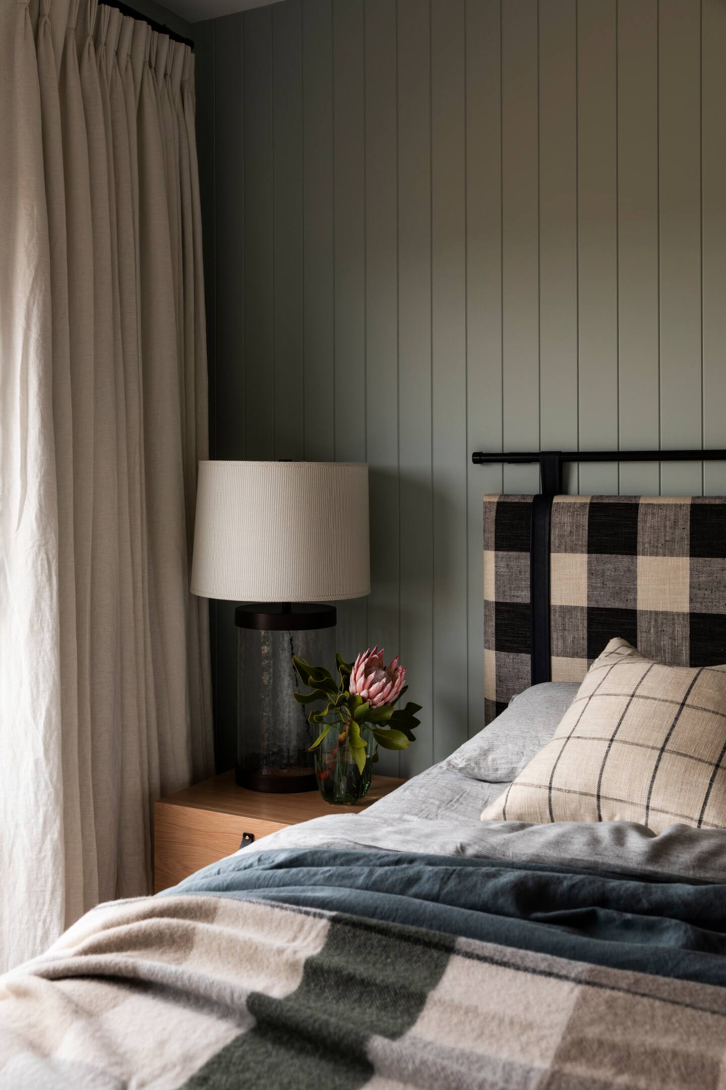 chambre mur vert sauge maison contemporaine design et durable Port Farm chambre mur vert sauge maison contemporaine design et durable Port Farm
