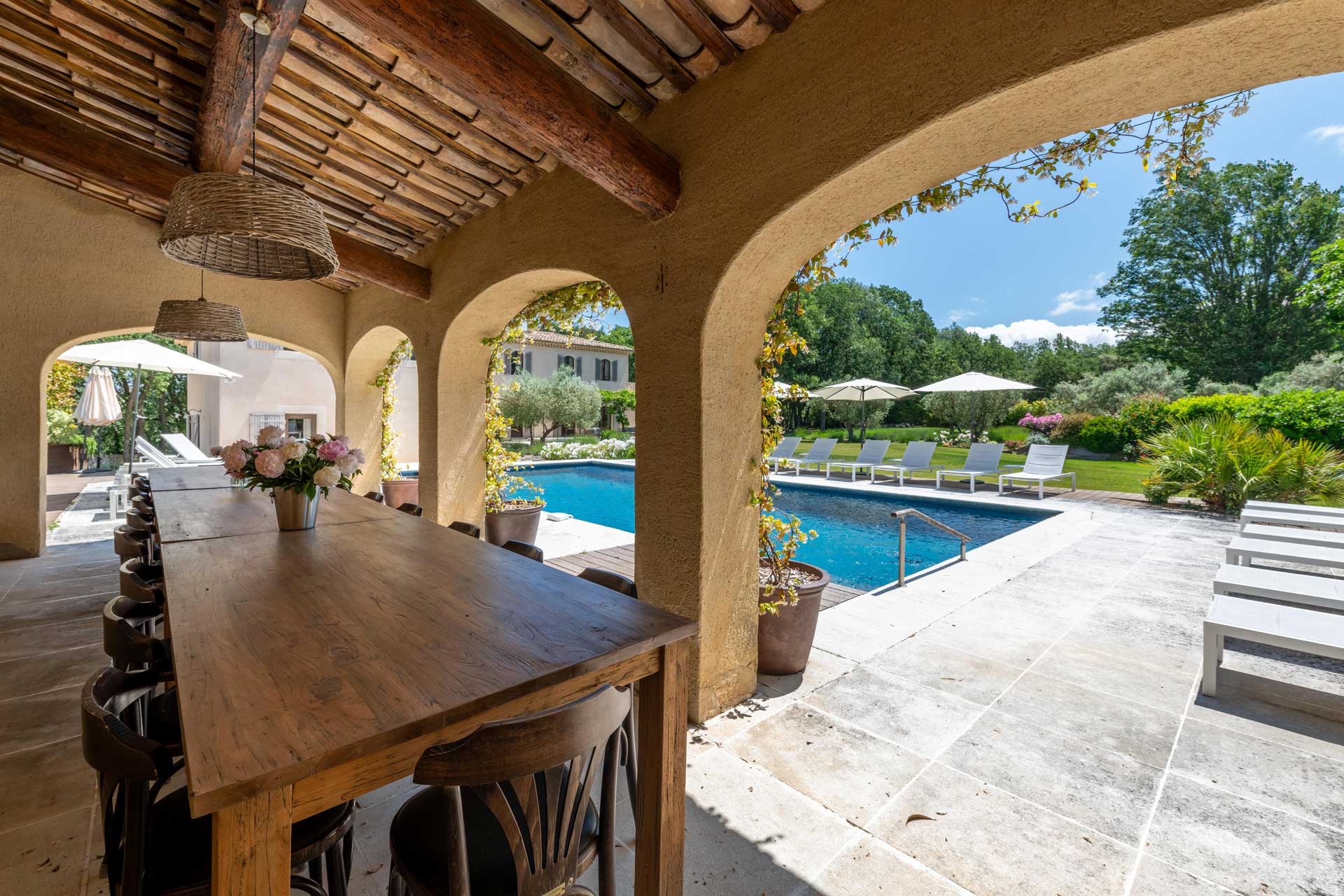 terrasse abritée et piscine La Bastide de l terrasse abritée et piscine La Bastide de l'Orme Luberon Ménerbes
