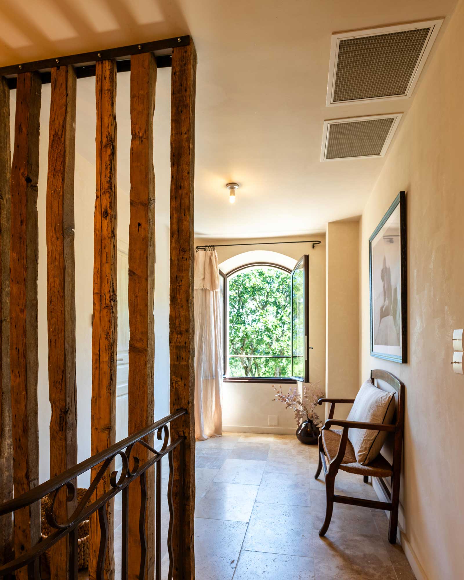 palier avec colombages maison ancienne rénovée La Bastide de l palier avec colombages maison ancienne rénovée La Bastide de l'Orme Luberon