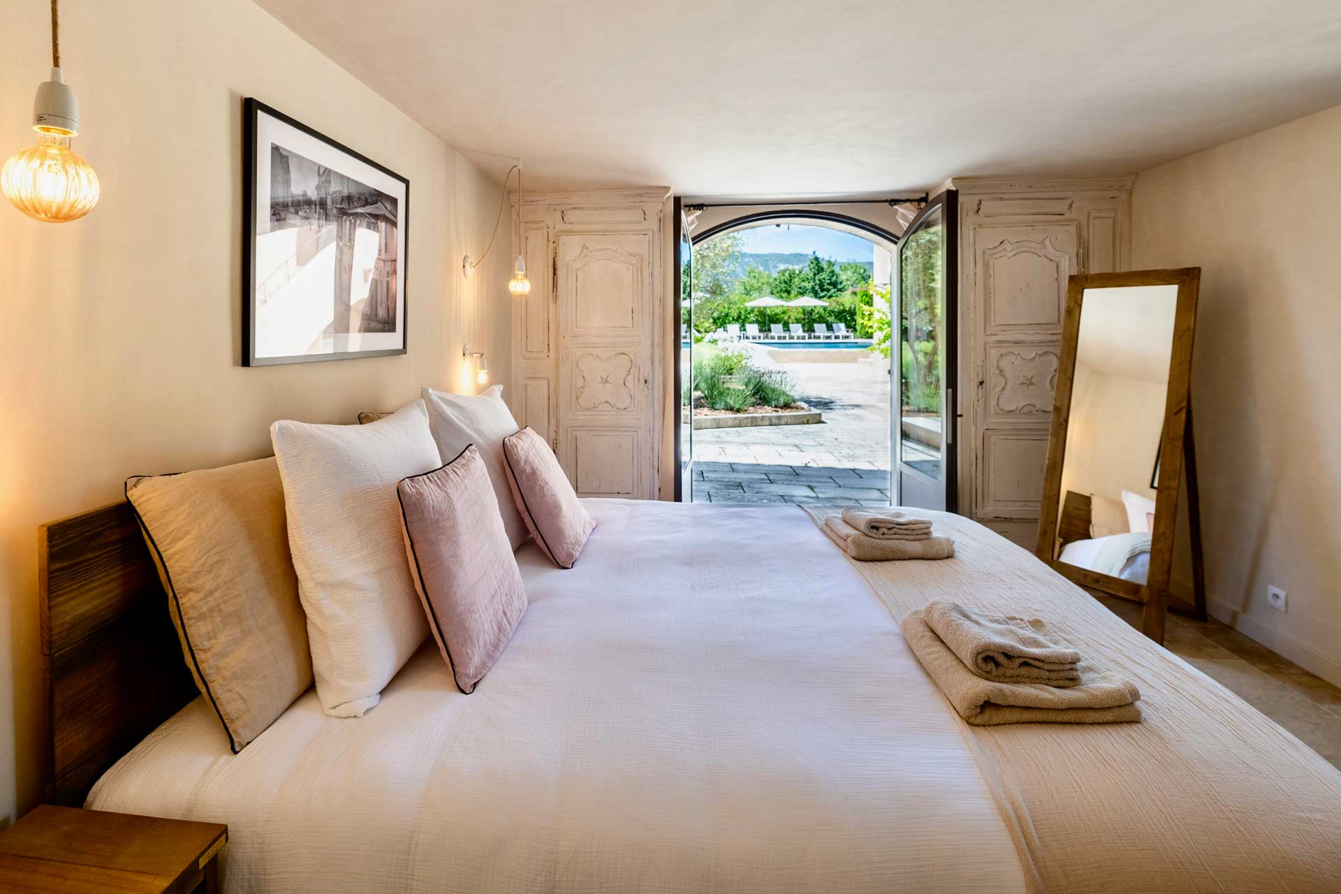 chambre avec vue piscine maison ancienne rénovée La Bastide de l chambre avec vue piscine maison ancienne rénovée La Bastide de l'Orme Luberon
