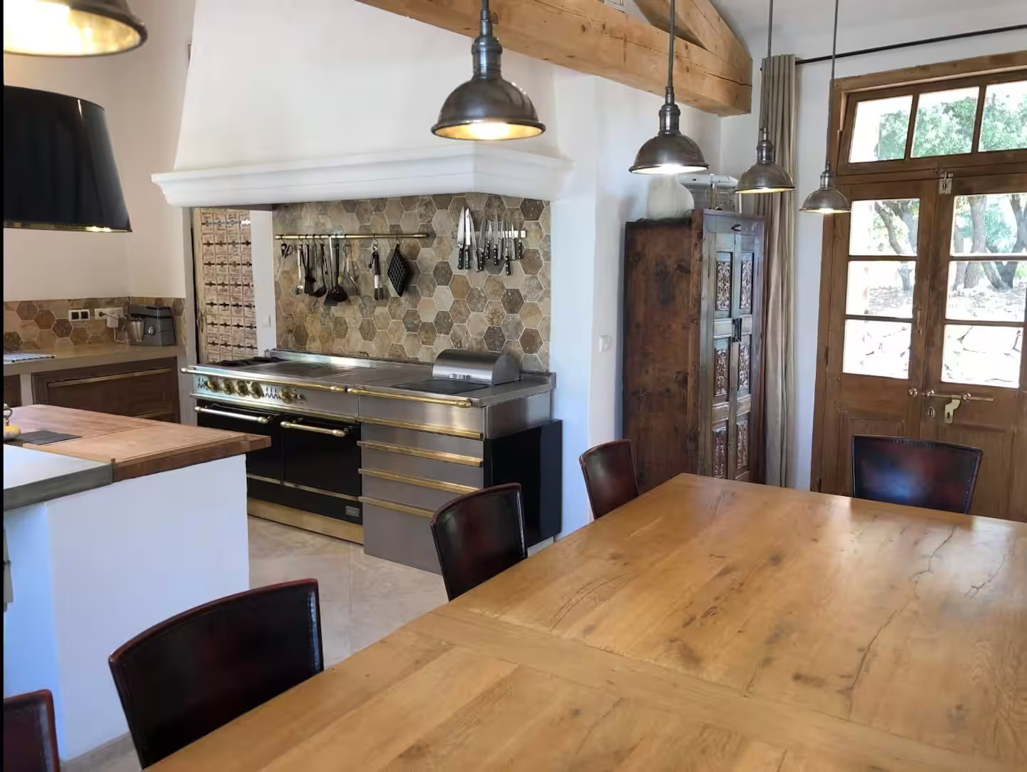 cuisine avec poutres La Bergerie Aix-en-Provence décoration rustique chic