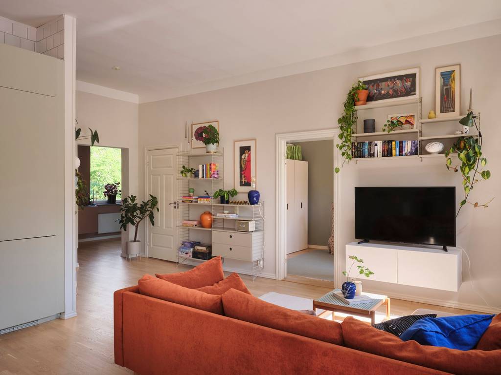 salon avec canapé orange appartement 82m2 décoration vintage et colorée salon avec canapé orange appartement 82m2 décoration vintage et colorée
