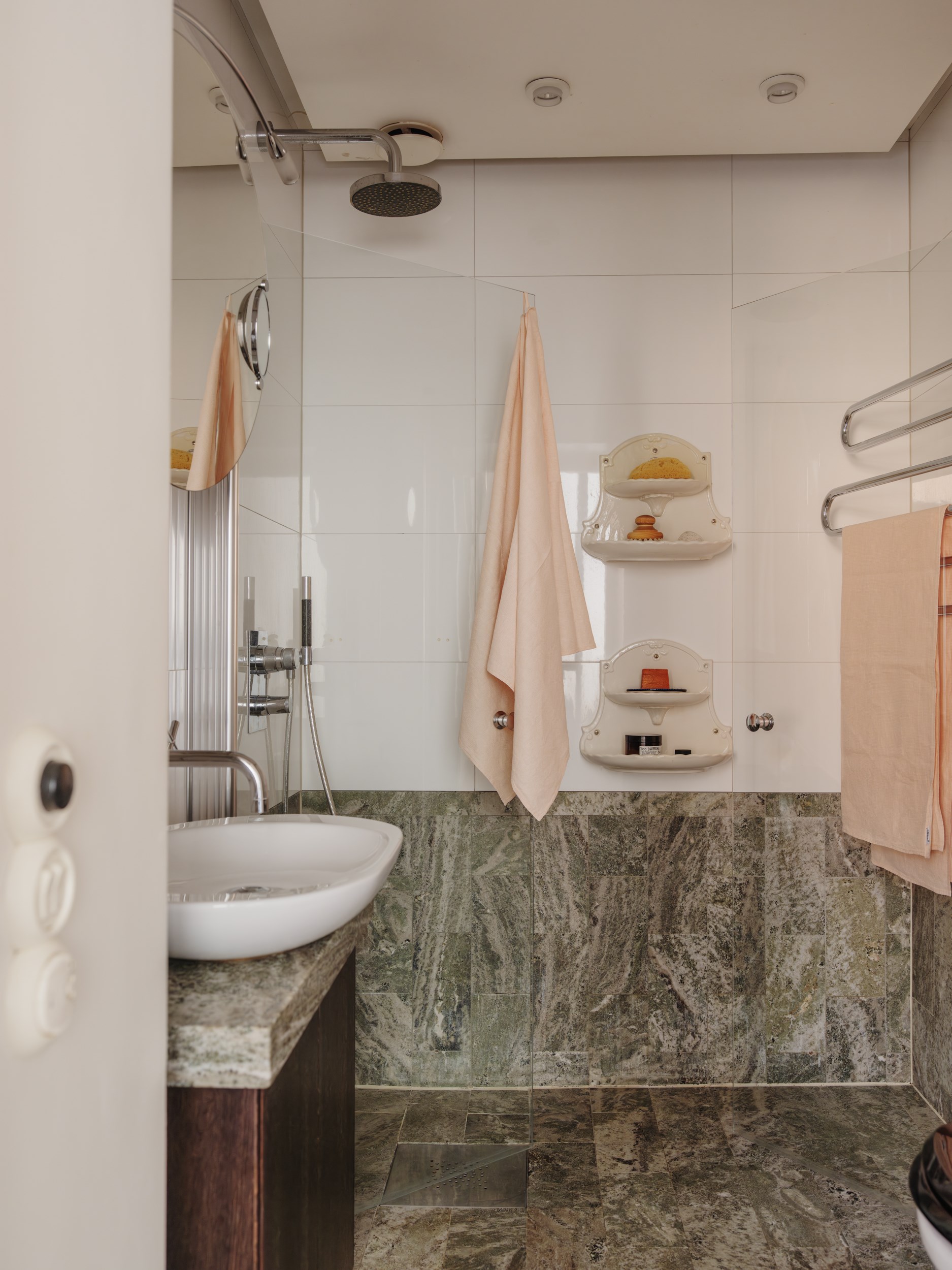 salle de bain blanche et marbre vert