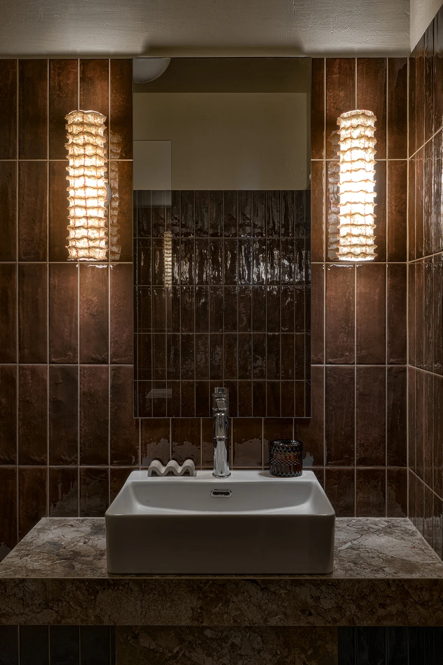 salle de bain moderne carrelage marron caramel