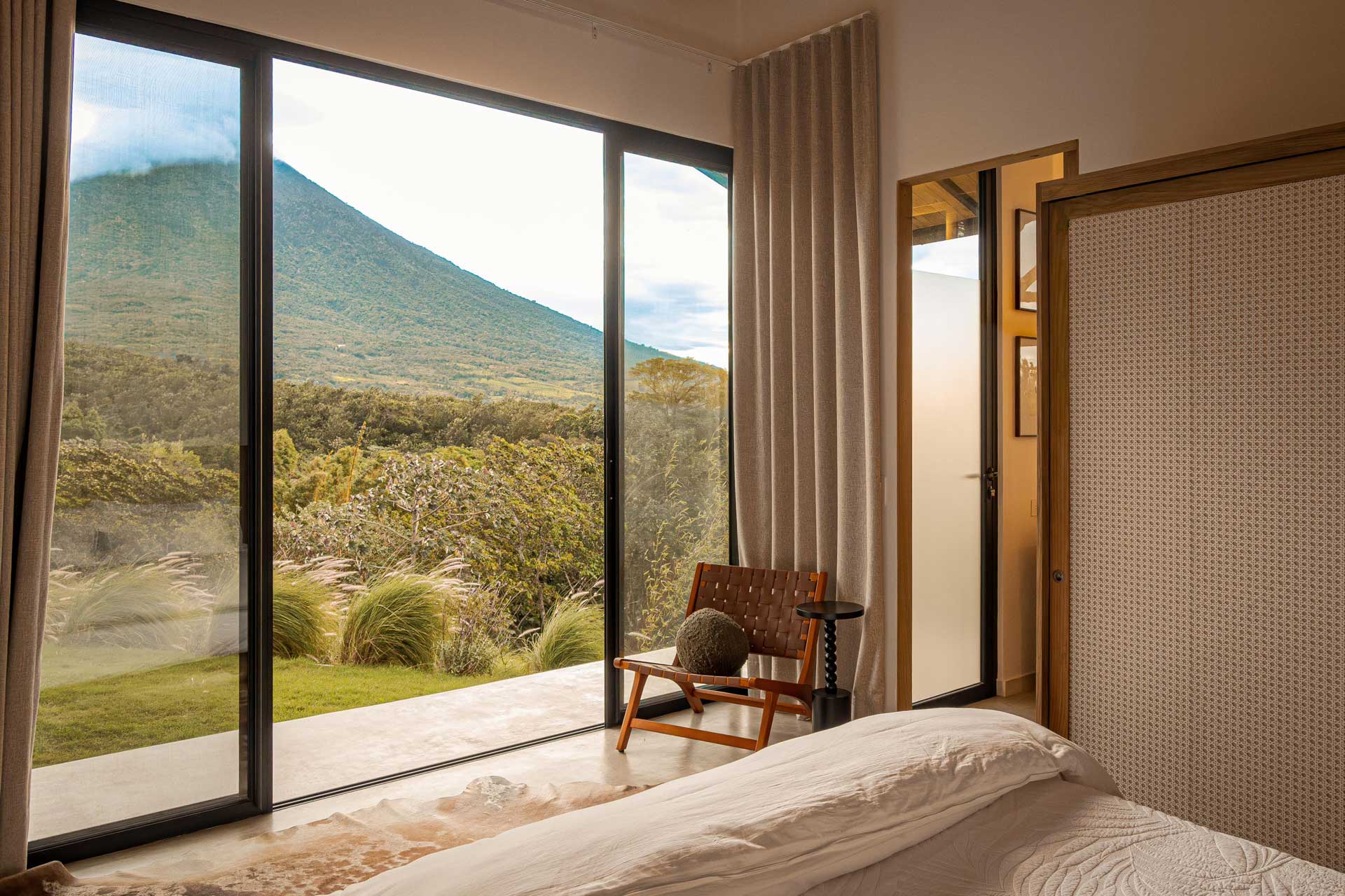 chambre décoration naturelle blanc et bois avec terrasse vue volcan chambre décoration naturelle blanc et bois avec terrasse vue volcan