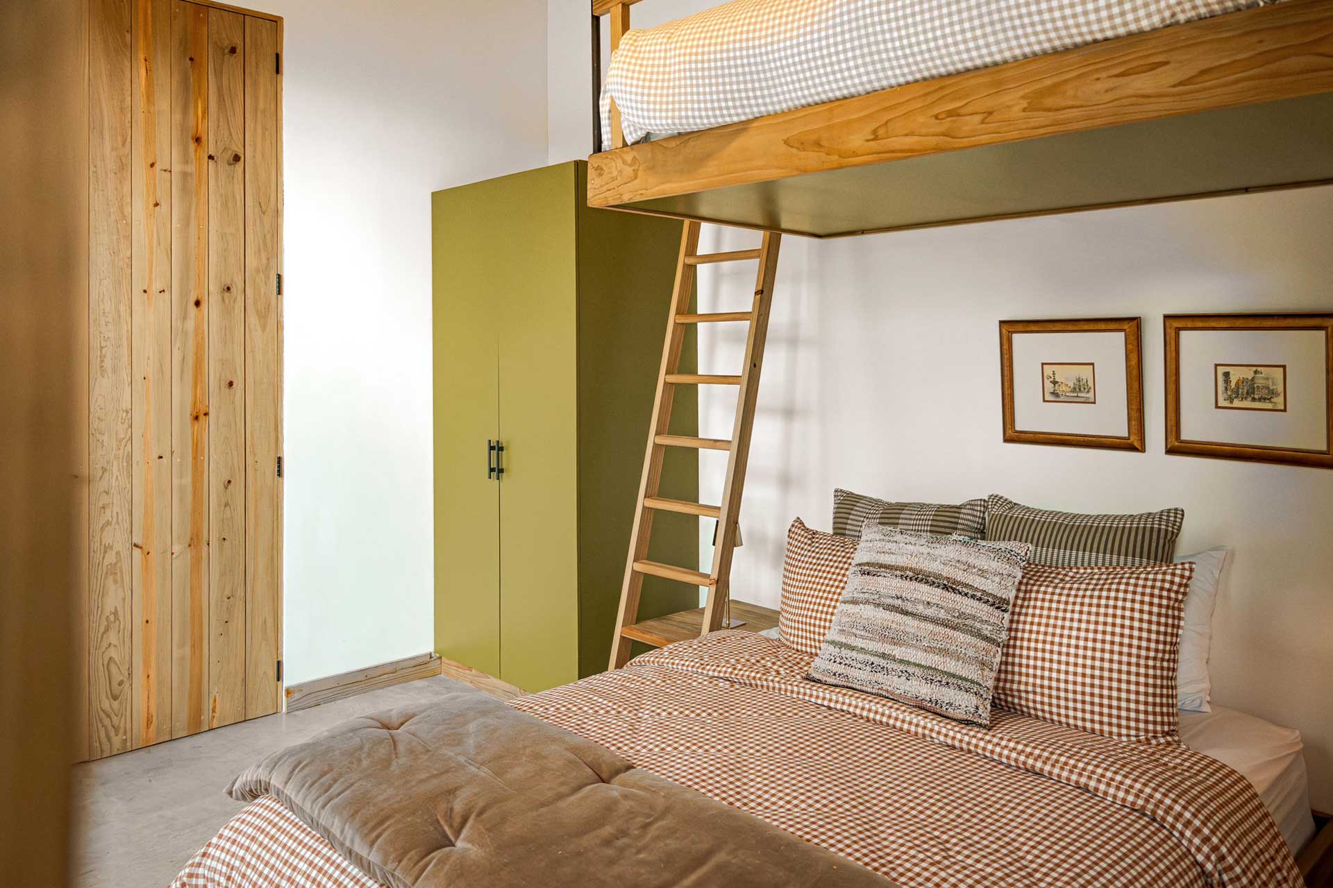 chambre décoration naturelle blanc et bois avec lit superposé chambre décoration naturelle blanc et bois avec lit superposé