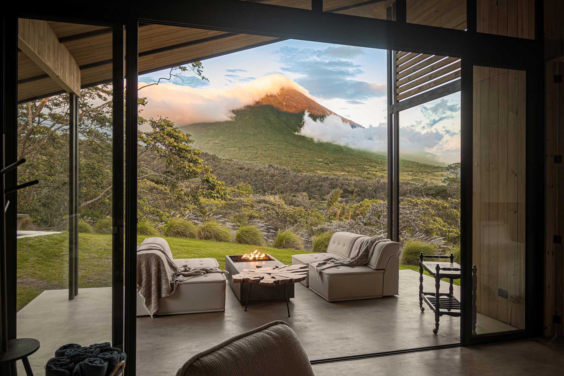 terrasse et salon maison contemporaine en bois vue volcan terrasse et salon maison contemporaine en bois vue volcan