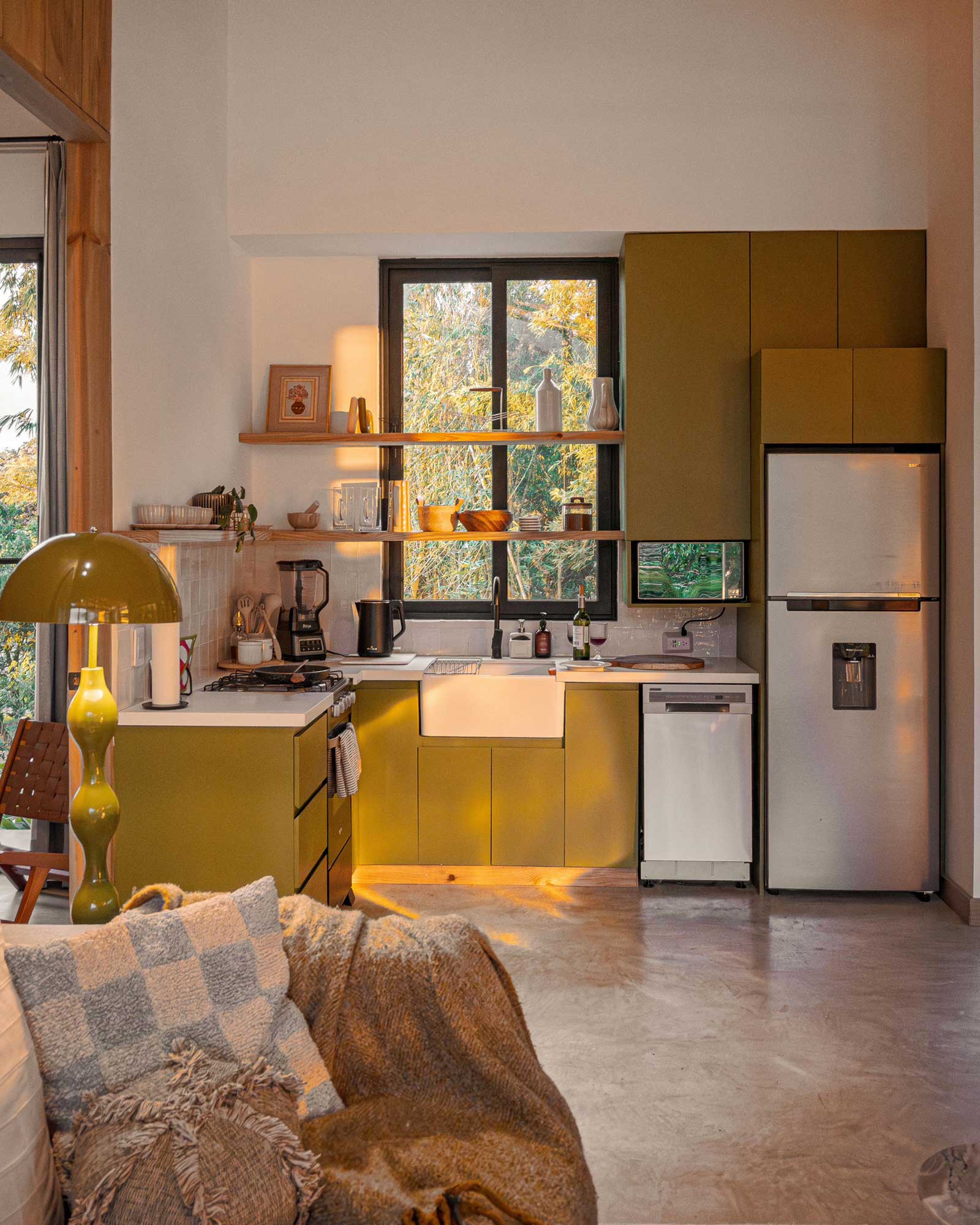 cuisine ouverte et salon maison contemporaine en bois décoration moderne et naturelle cuisine ouverte et salon maison contemporaine en bois décoration moderne et naturelle