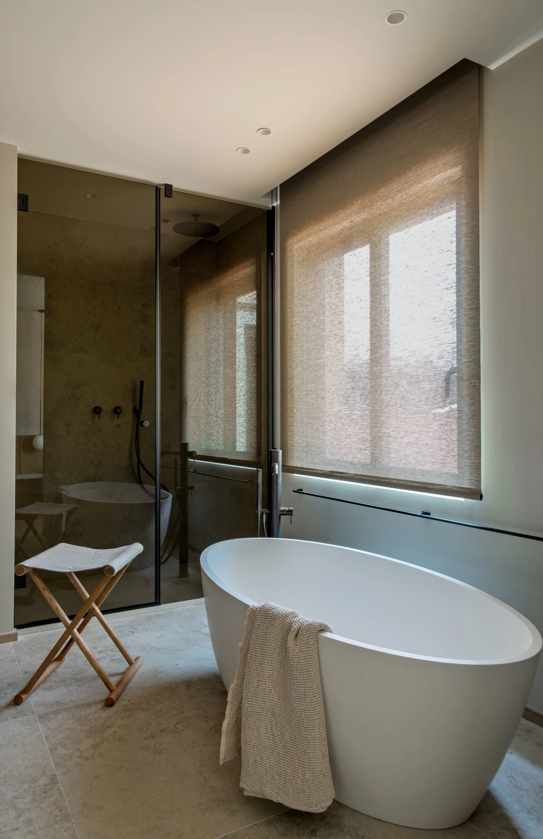 salle de bain moderne avec baignoire îlot design et fenêtre salle de bain moderne avec baignoire îlot design et fenêtre