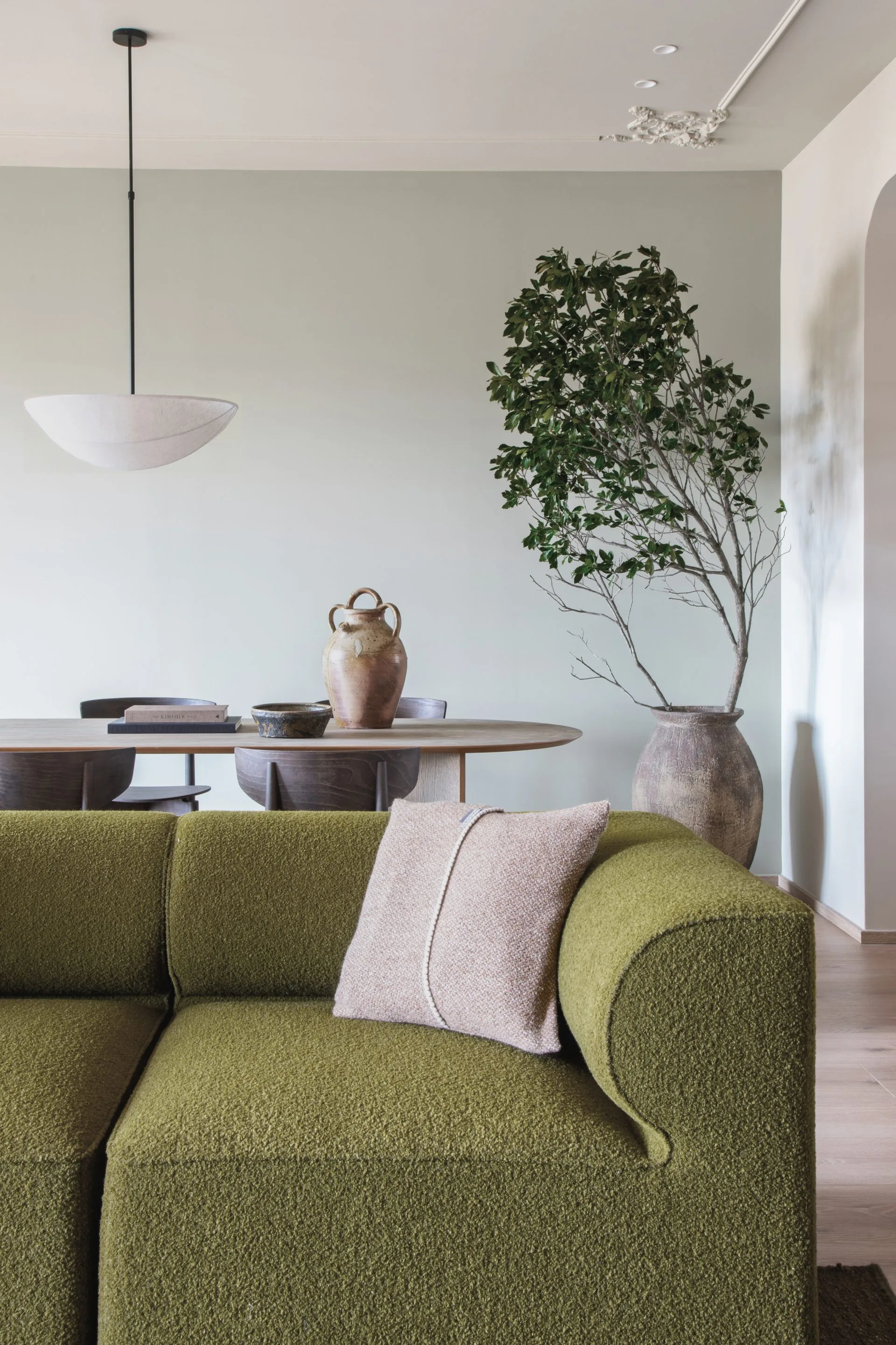 salon canapé vert olive décoration design et naturelle salon canapé vert olive décoration design et naturelle