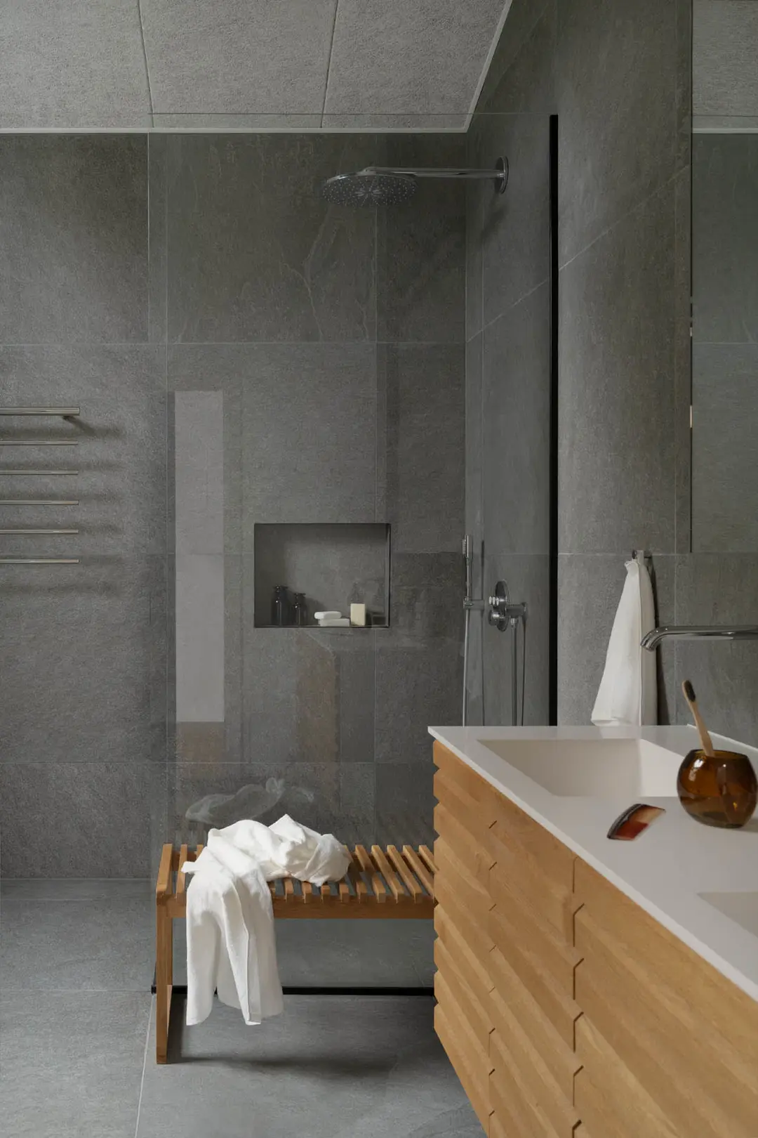salle de bain design grise et bois