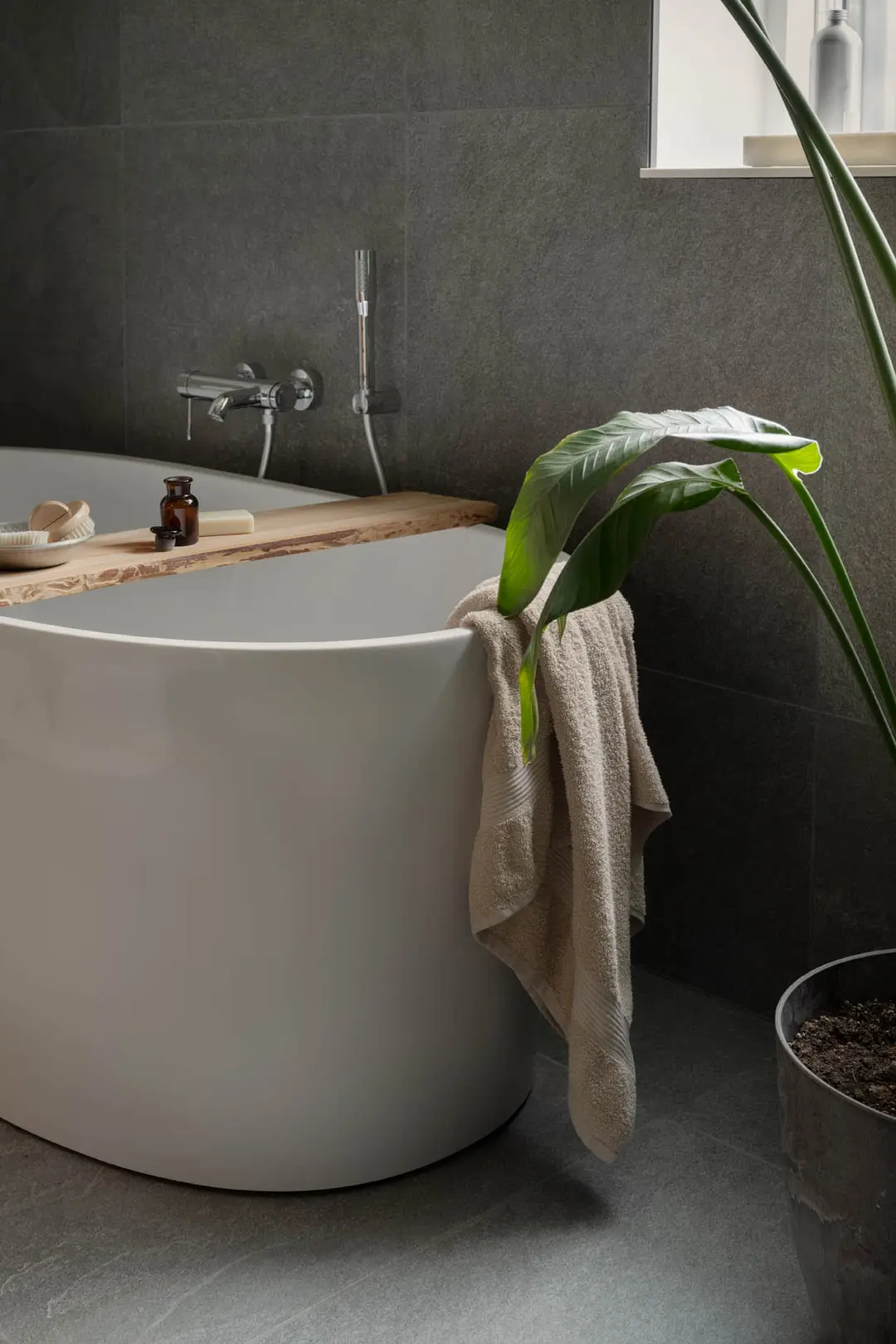 salle de bain design grise avec baignoire îlot