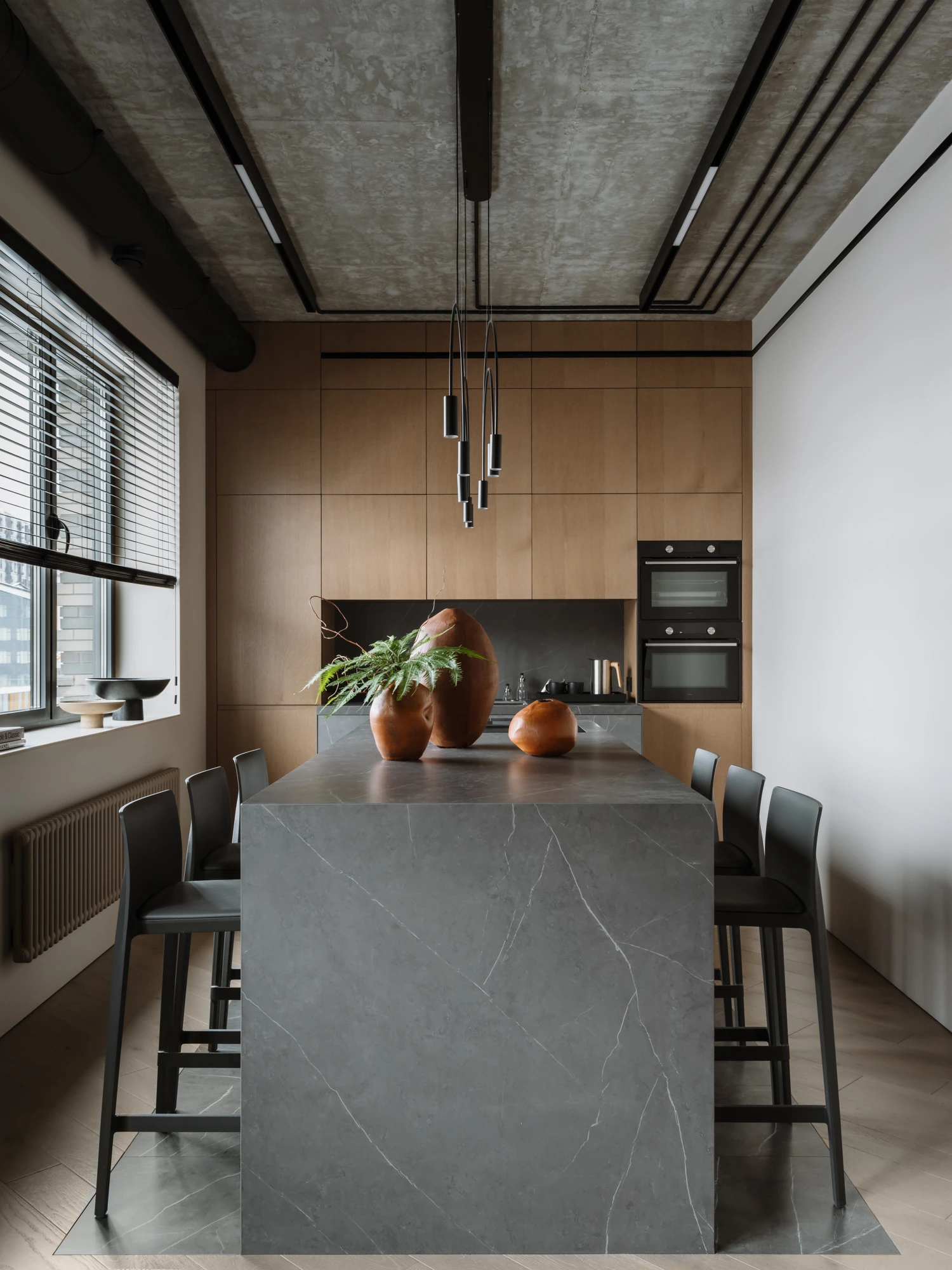 cuisine avec îlot marbre gris et placards bois décoration design