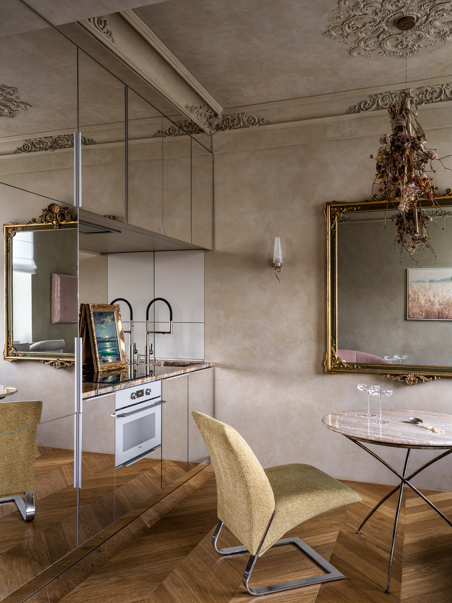 cuisine miroir appartement 50m2 décoration contemporaine et baroque