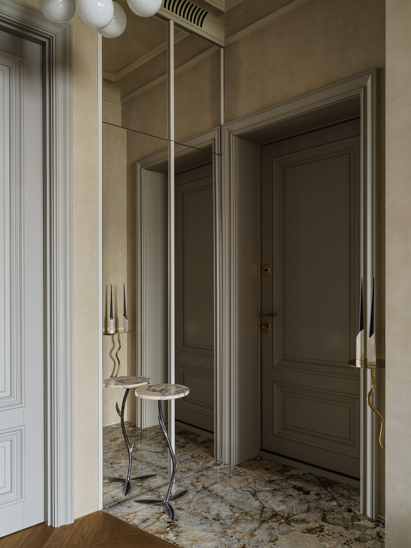 entrée avec placard miroir