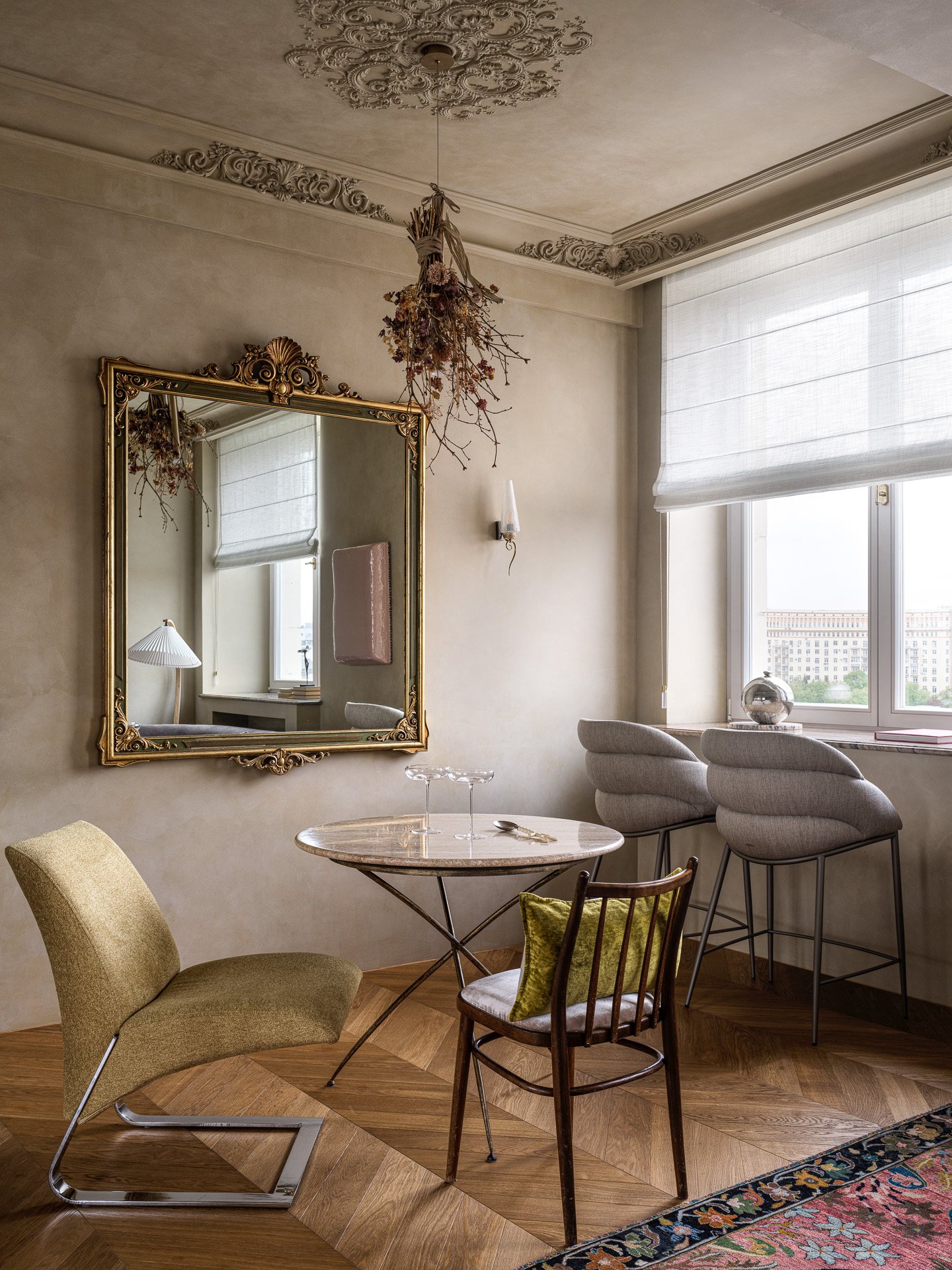 salle à manger appartement 50m2 décoration contemporaine et baroque