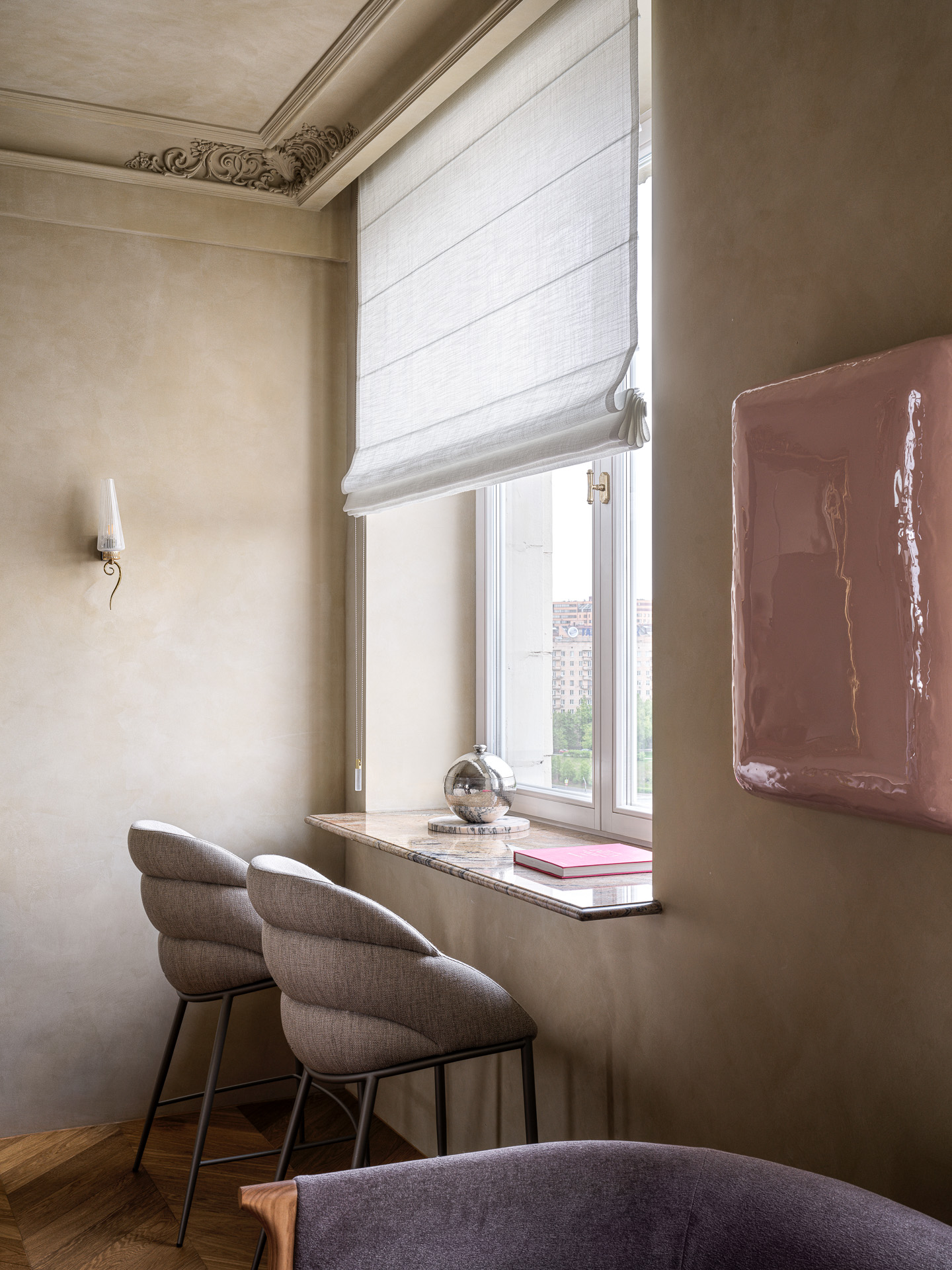 espace bar sous fenêtre salon appartement 50m2 décoration contemporaine et baroque