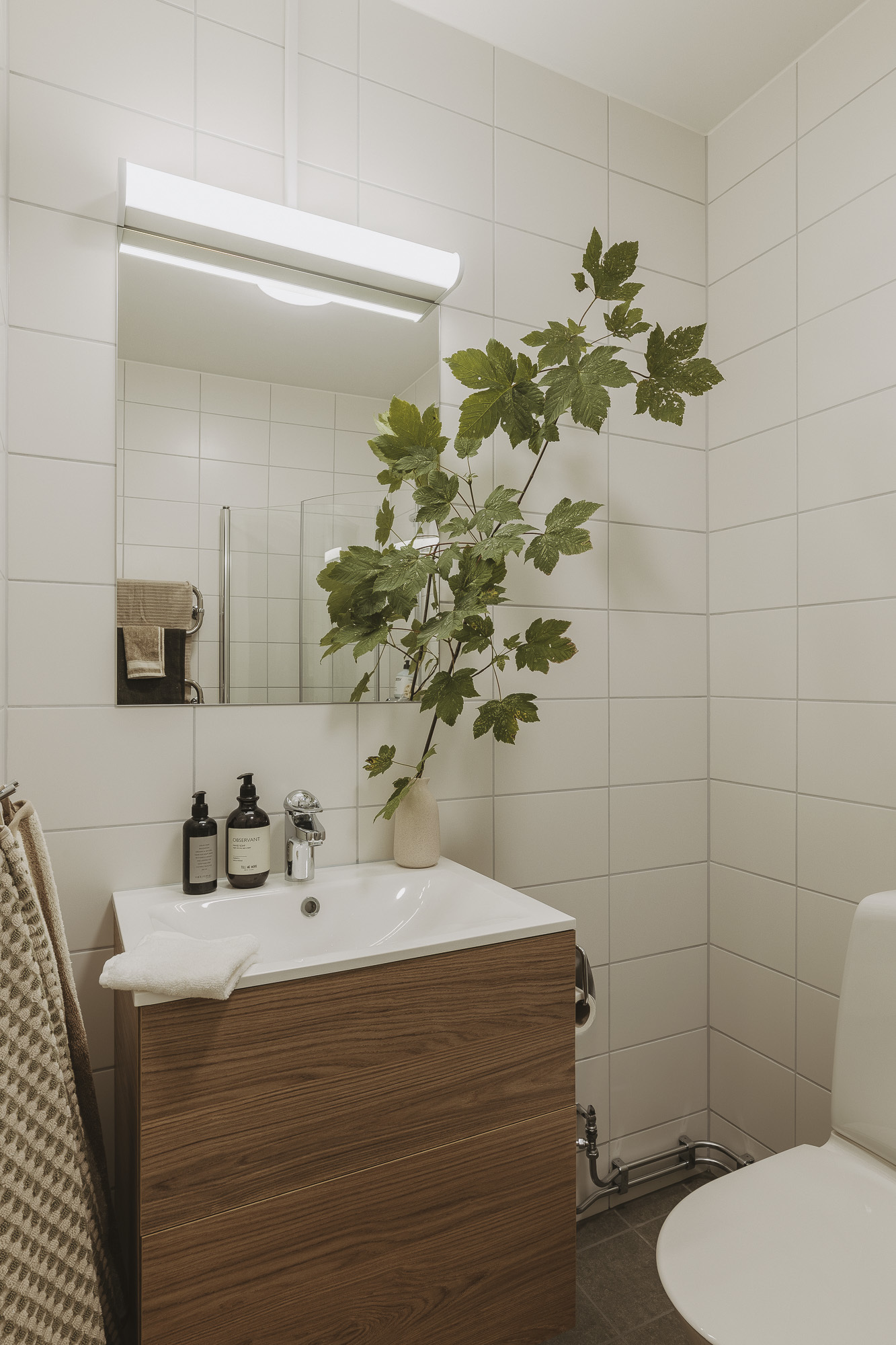 salle de bain blanche et bois