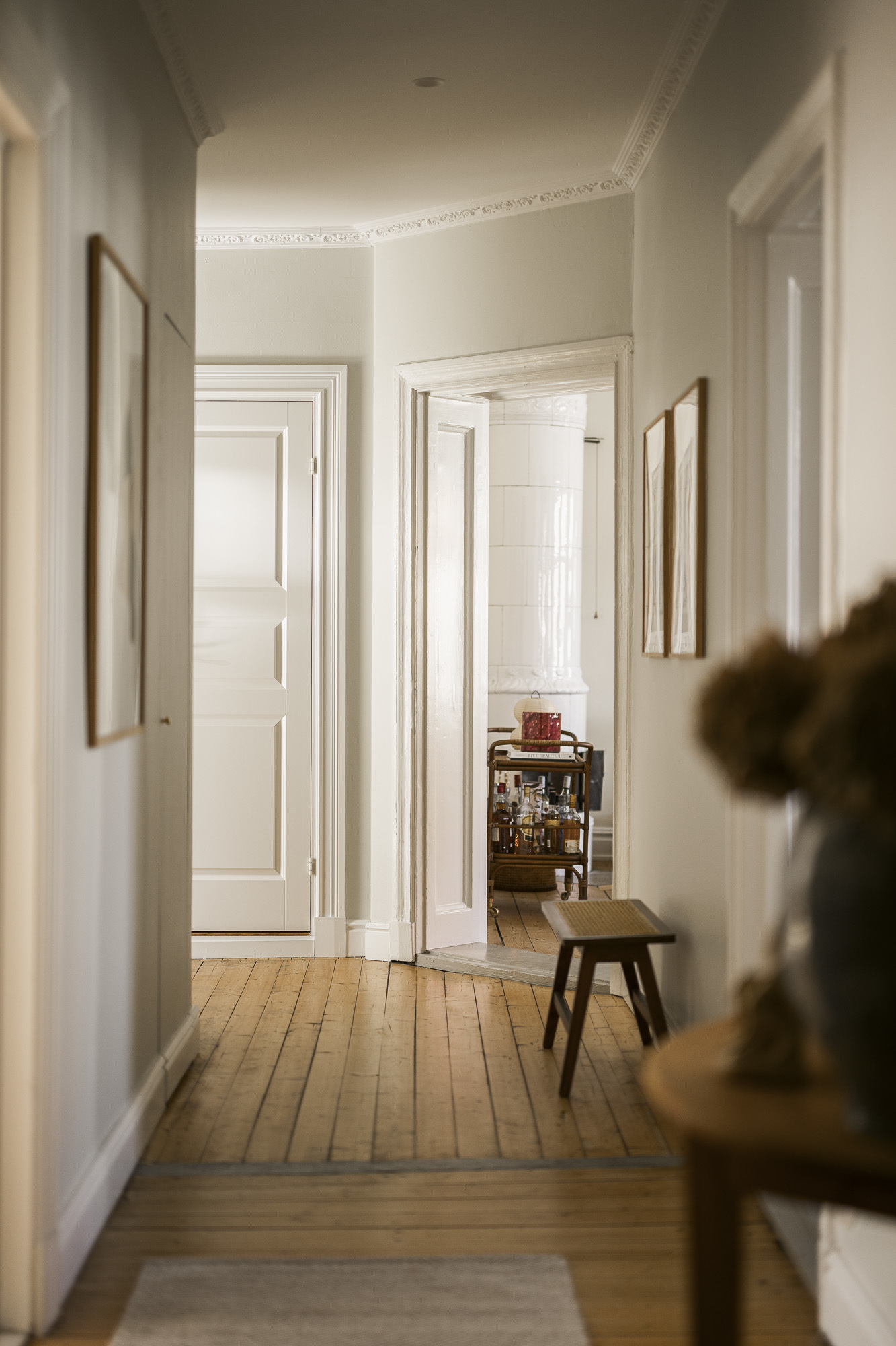 couloir avec moulures et parquet ancien couloir avec moulures et parquet ancien