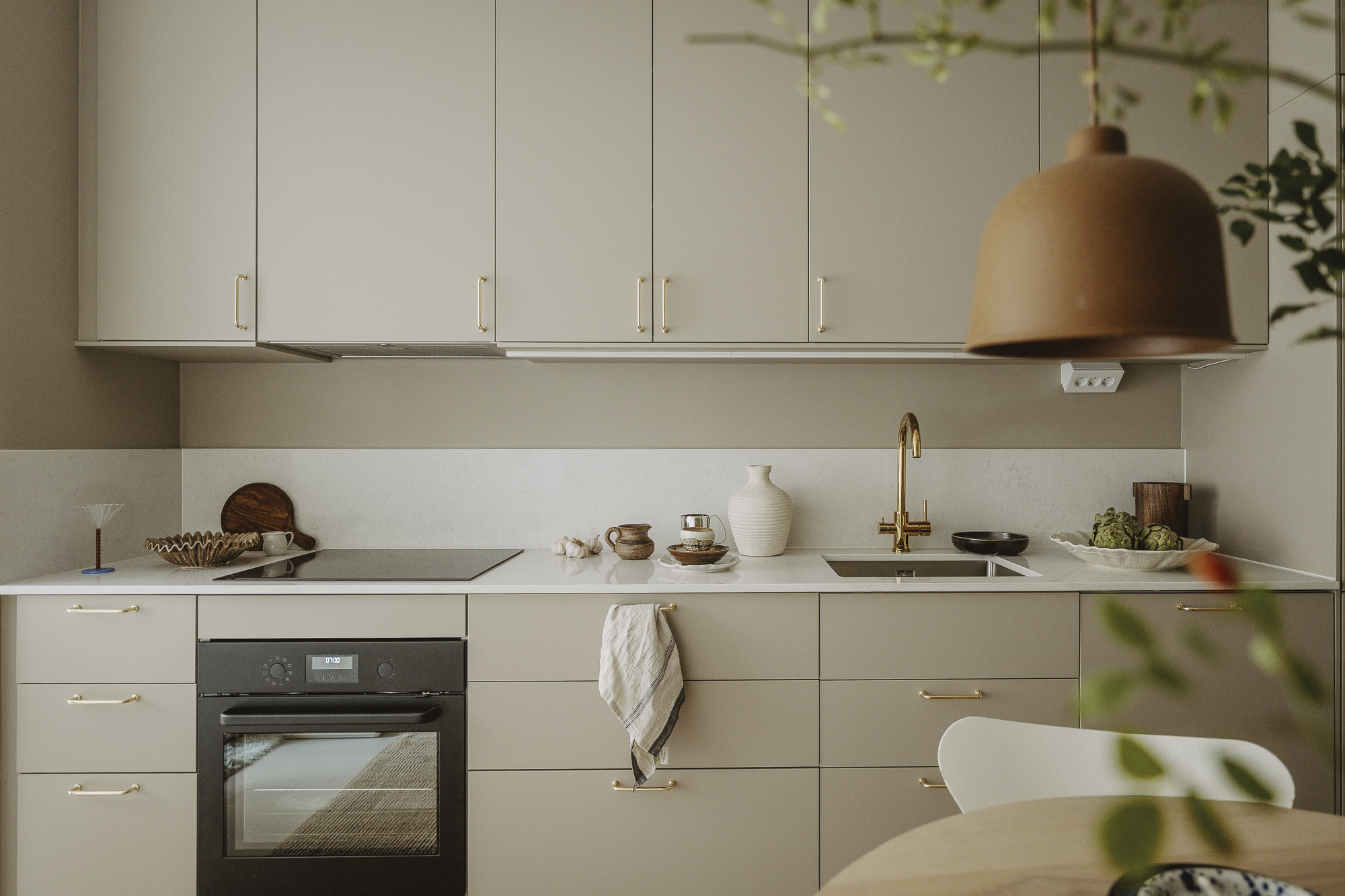 cuisine design beige deux-pièces 38m2 décoration scandinave