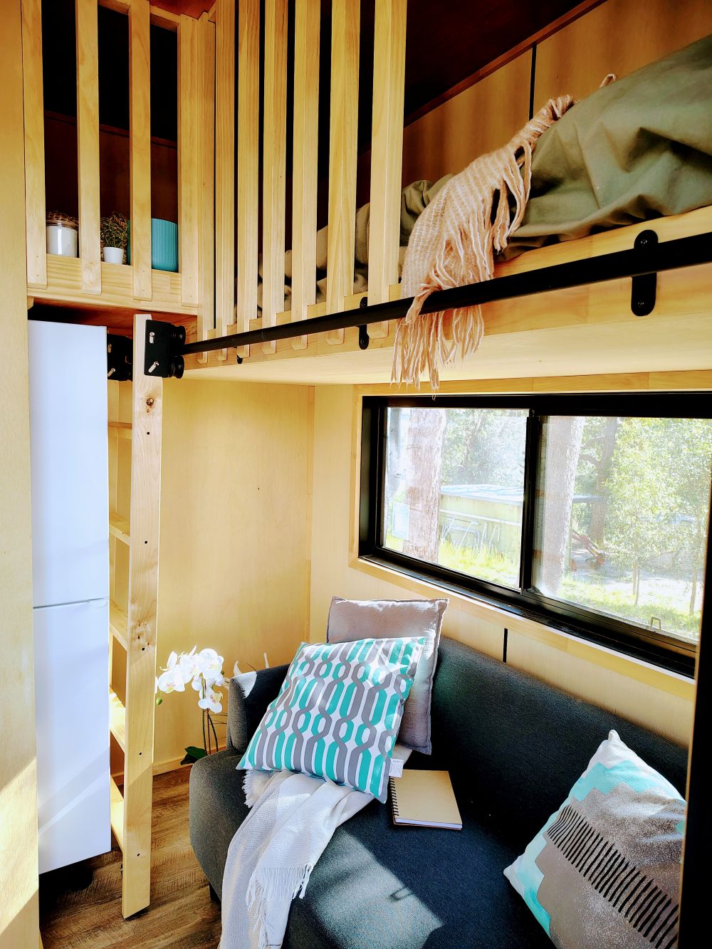 intérieur mini maison mobile avec lit escamotable à abattant et lit mezzanine intérieur mini maison mobile avec lit escamotable à abattant et lit mezzanine