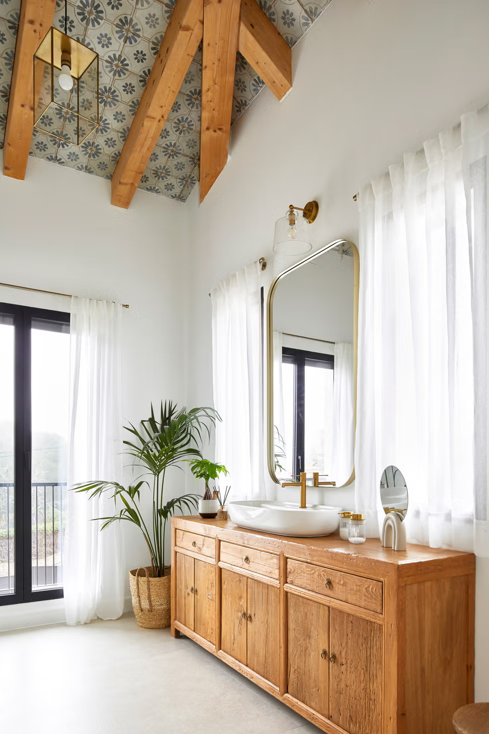 grande salle de bain avec fenêtre et poutres grande salle de bain avec fenêtre et poutres