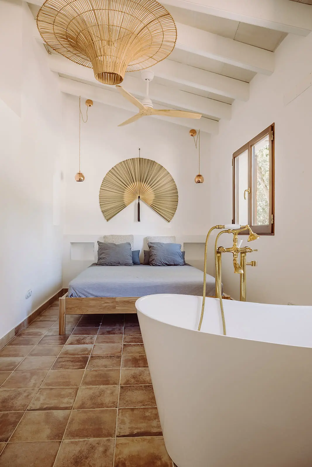 chambre avec baignoire îlot et poutres chambre avec baignoire îlot et poutres