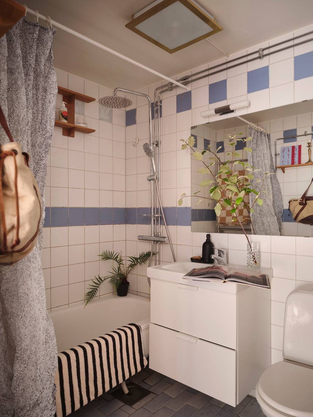 salle de bain blanche et bleue salle de bain blanche et bleue