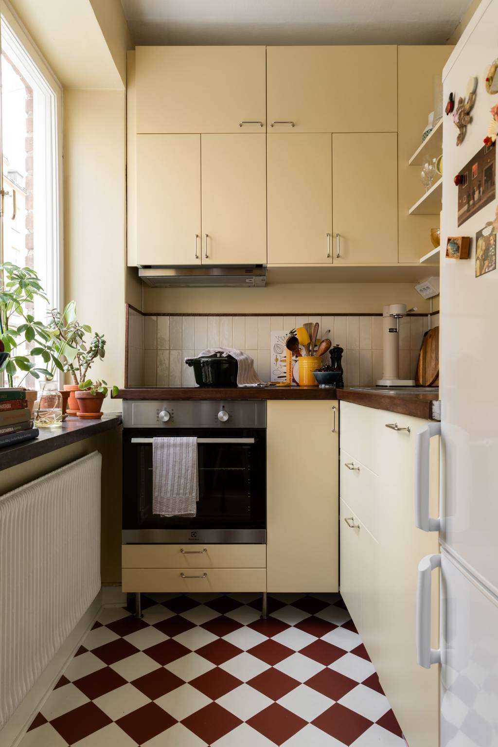 cuisine jaune ikea metod sol damier rouge et blanc style vintage cuisine jaune ikea metod sol damier rouge et blanc style vintage