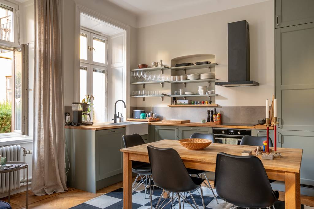cuisine ouverte verte décoration vintage et scandinave deux-pièces 46m2