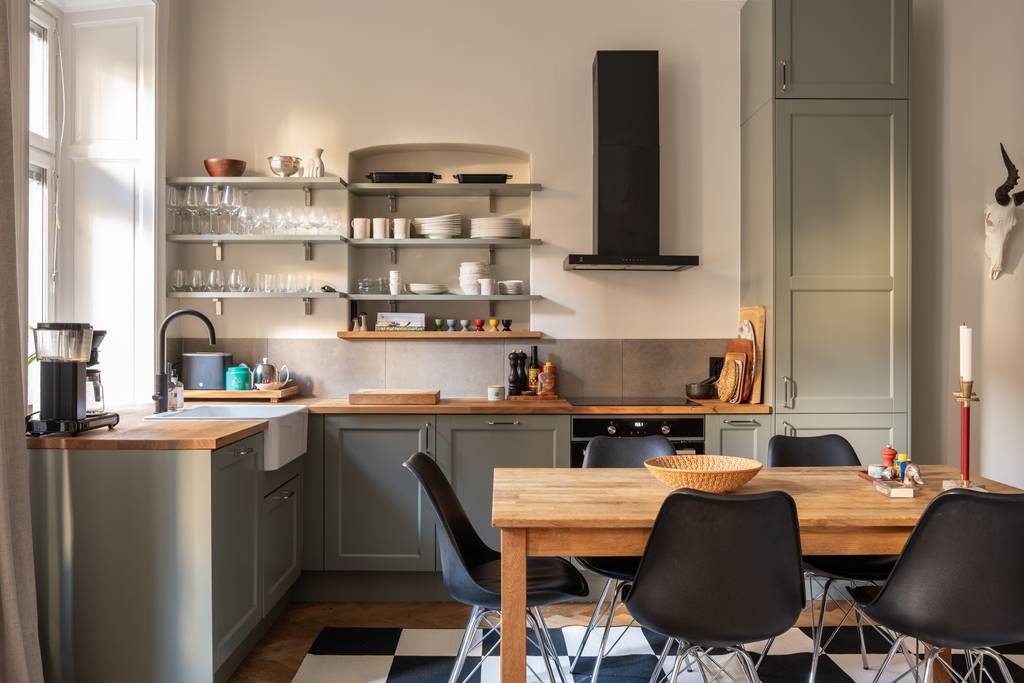 cuisine ouverte verte décoration vintage et scandinave deux-pièces 46m2