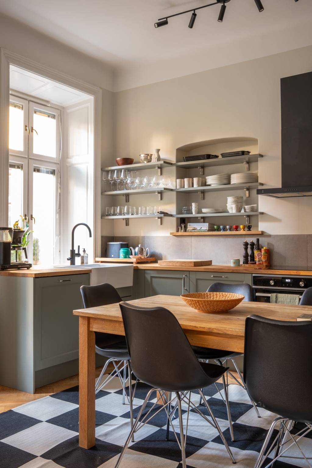 cuisine ouverte verte décoration vintage et scandinave deux-pièces 46m2