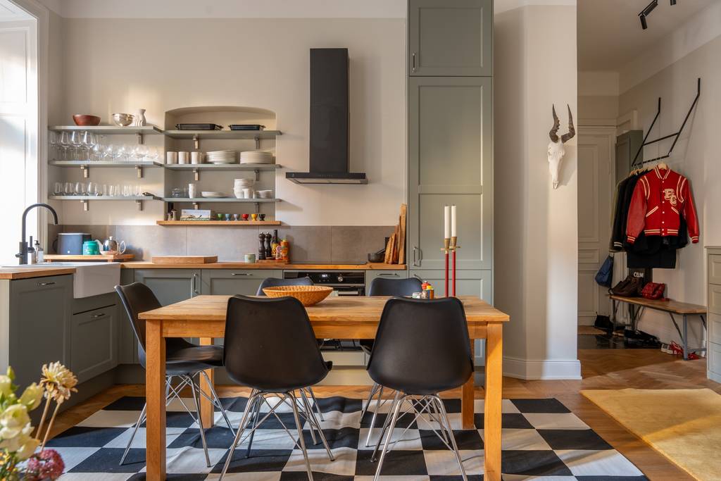 cuisine ouverte verte décoration vintage et scandinave deux-pièces 46m2