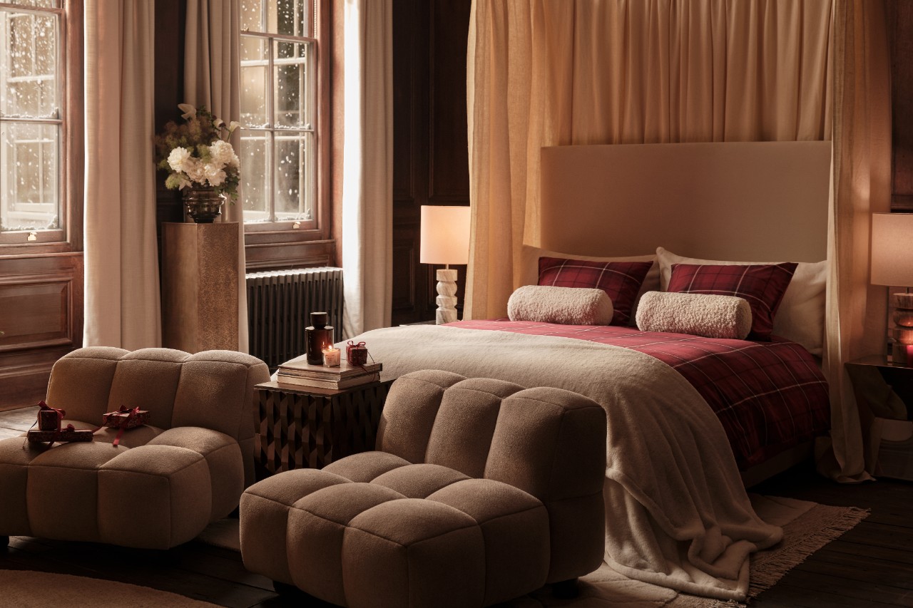 chambre H&M Home beige et rouge inspiration Noël traditionnel