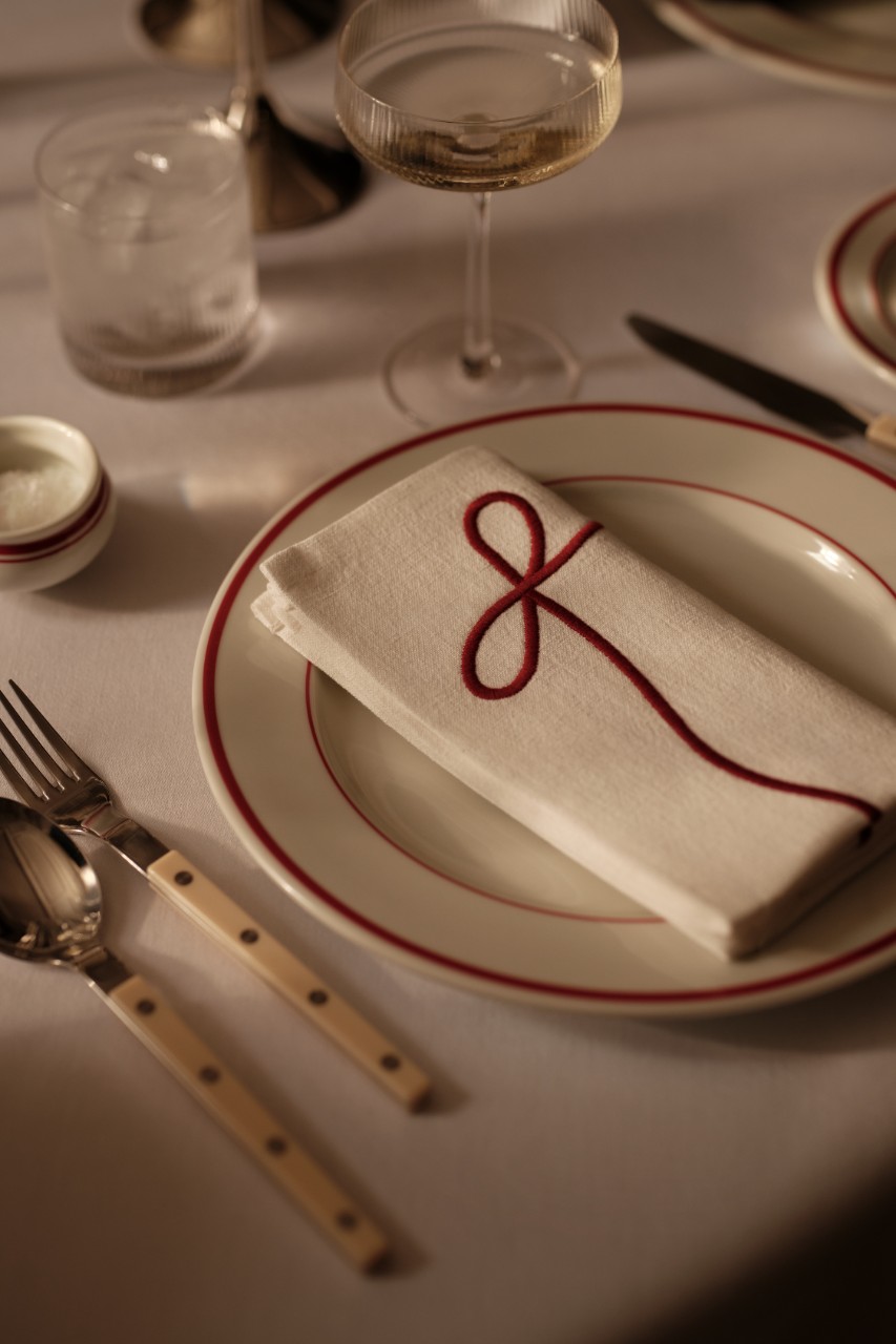table vaisselle blanche et rouge type bistrot