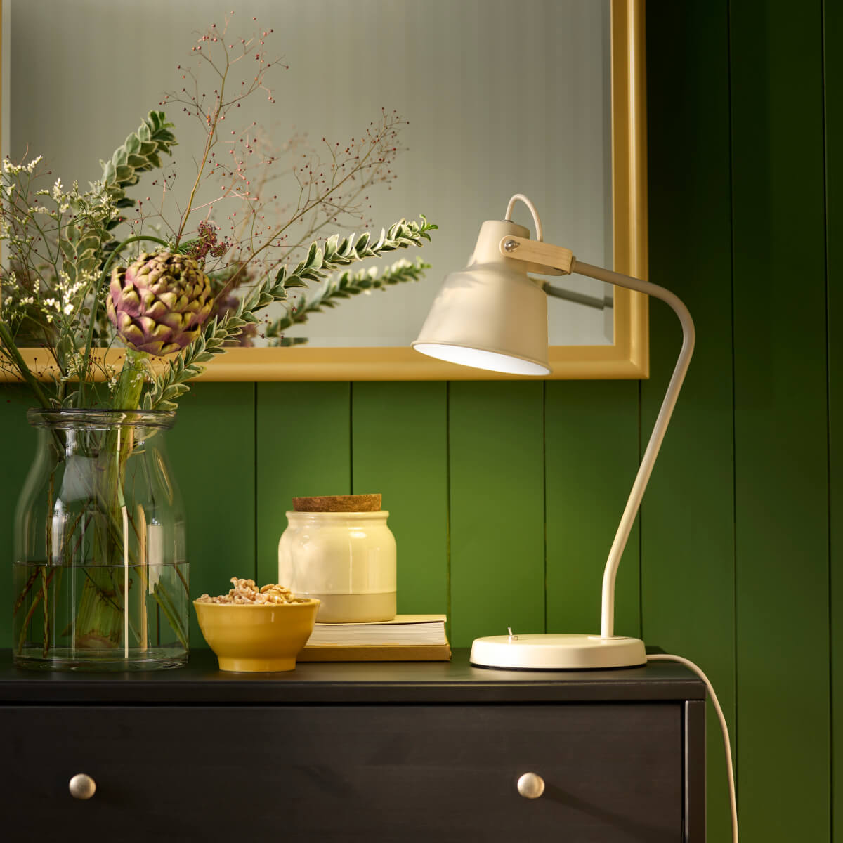 lampe sur commode murs verts