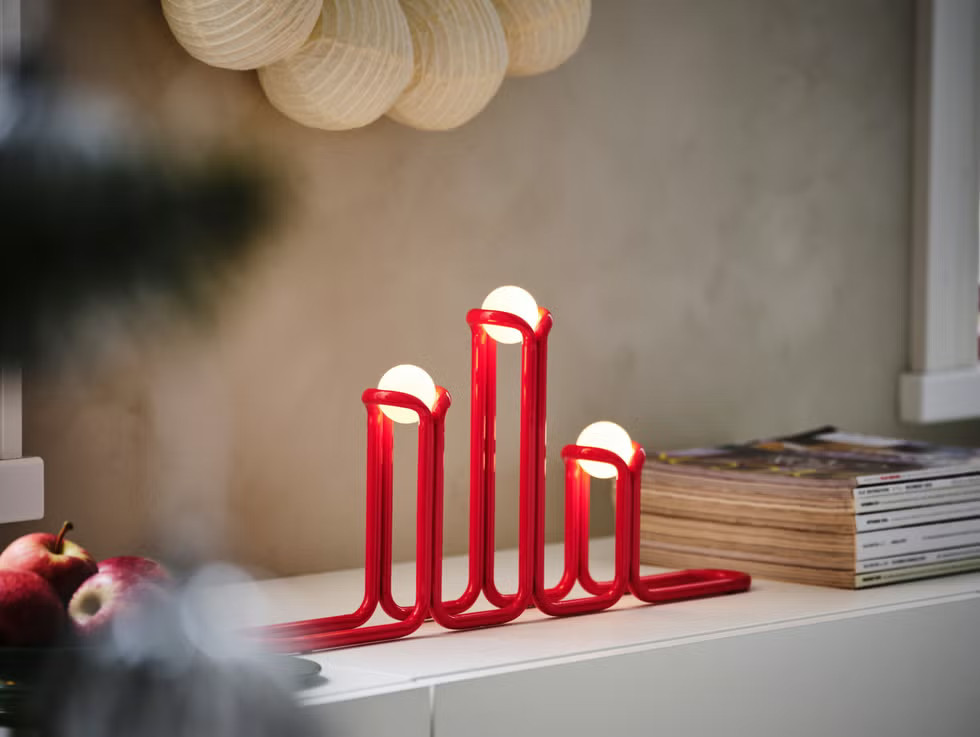 lampe rouge à trois lumières rondes collection "Home of Celebration" IKEA x Gustaf Westman